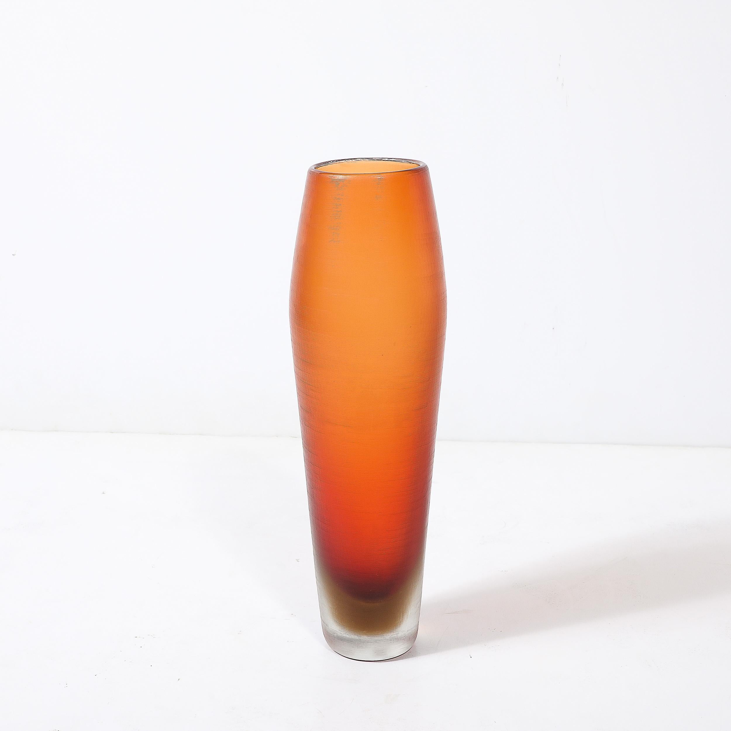 Verre de Murano Vase du milieu du siècle en verre de Murano soufflé à la main, couleur abricot, avec détails en roseaux fins en vente