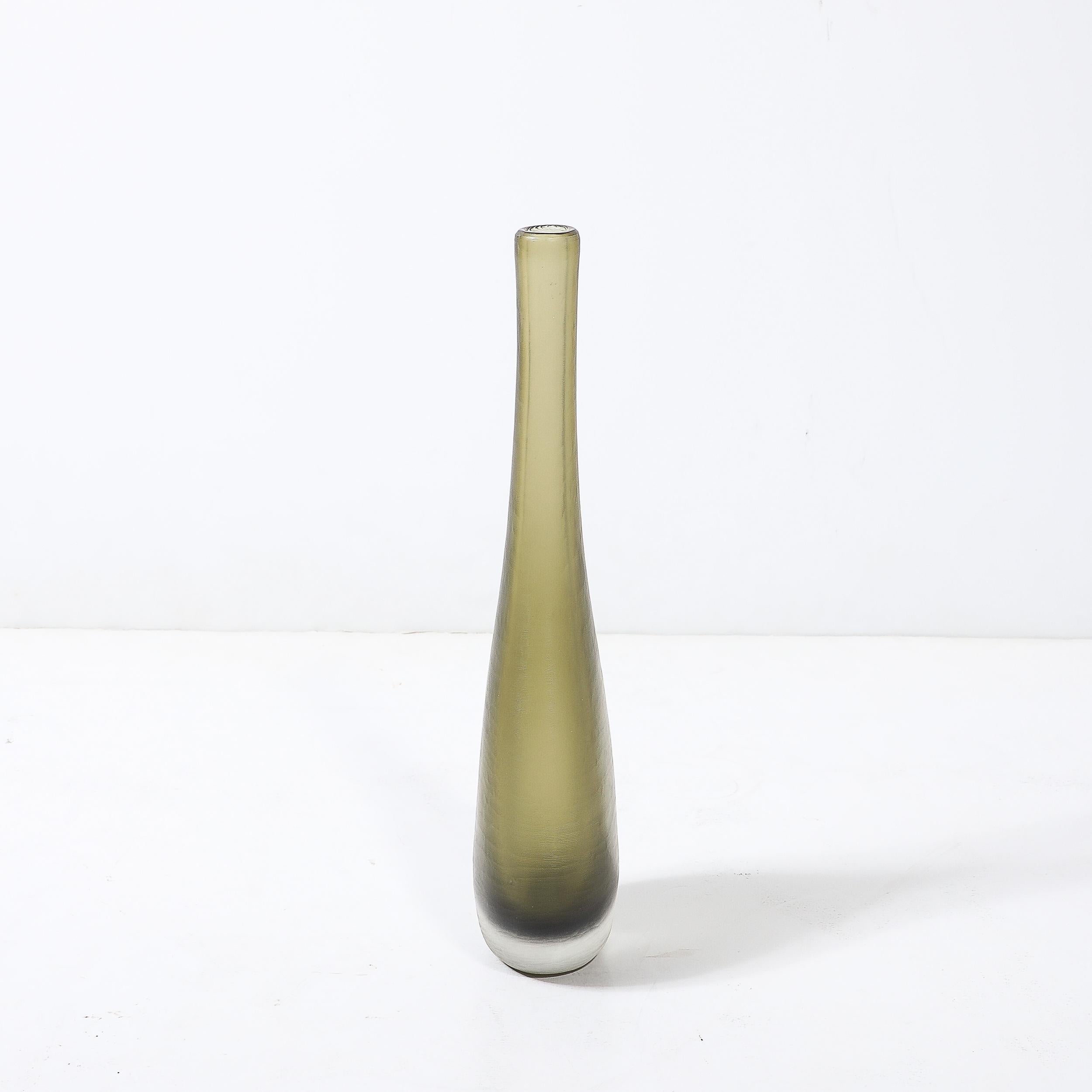 Mid-Century Hand-Blown Murano Glass Vase in Sap Green W/ Fine Textural Detailing en vente 3