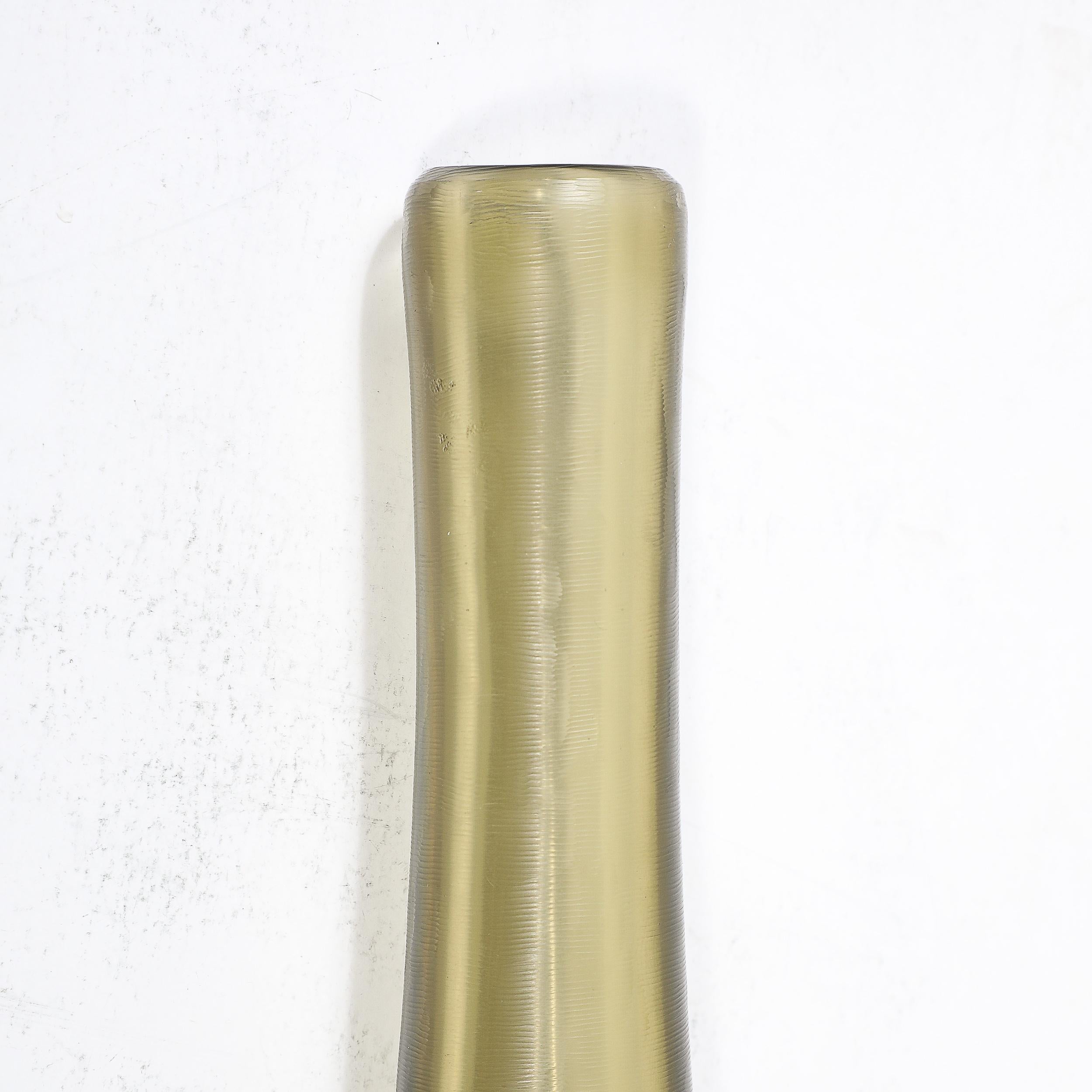 Mid-Century Hand-Blown Murano Glass Vase in Sap Green W/ Fine Textural Detailing en vente 6