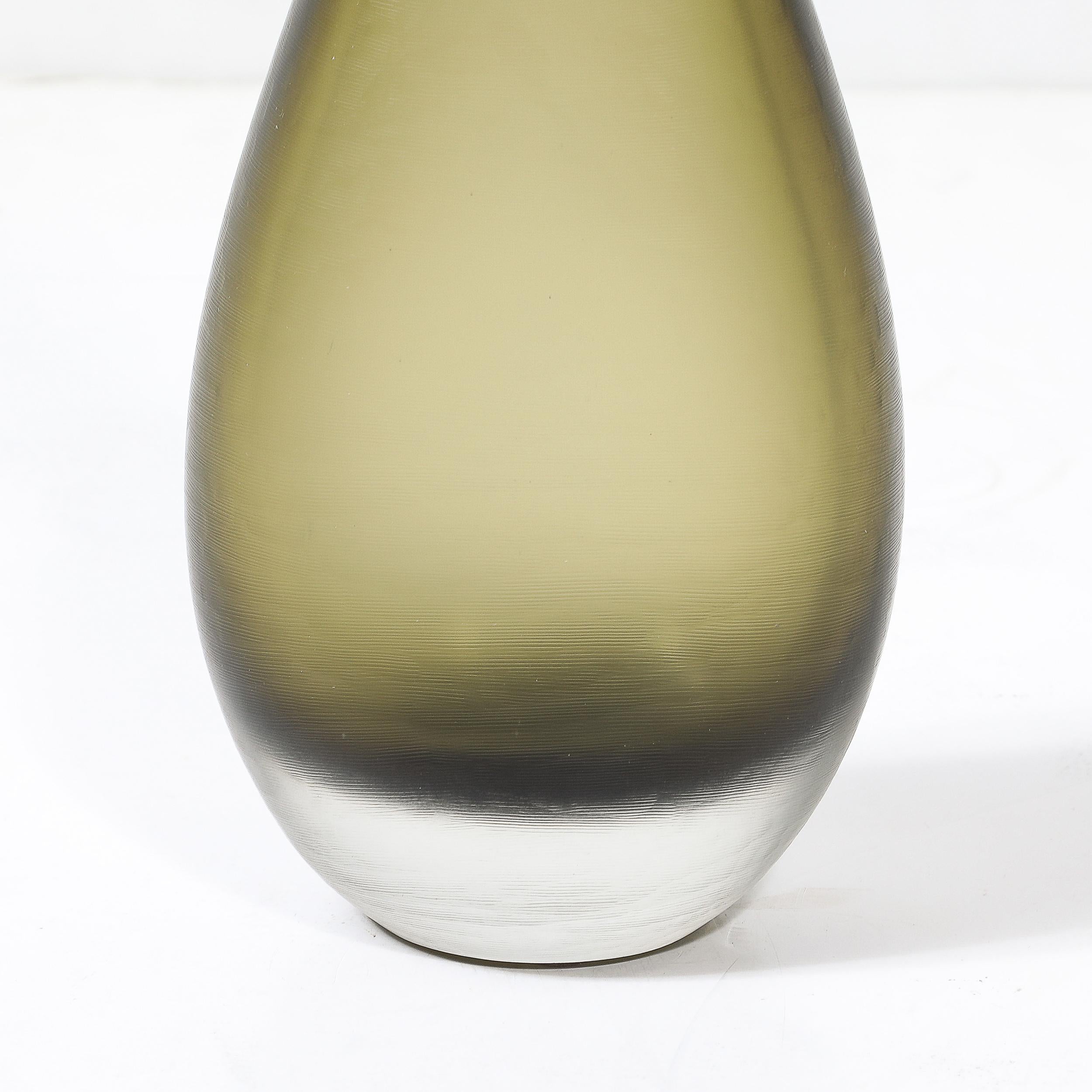 Mid-Century Modern Mid-Century Hand-Blown Murano Glass Vase in Sap Green W/ Fine Textural Detailing en vente