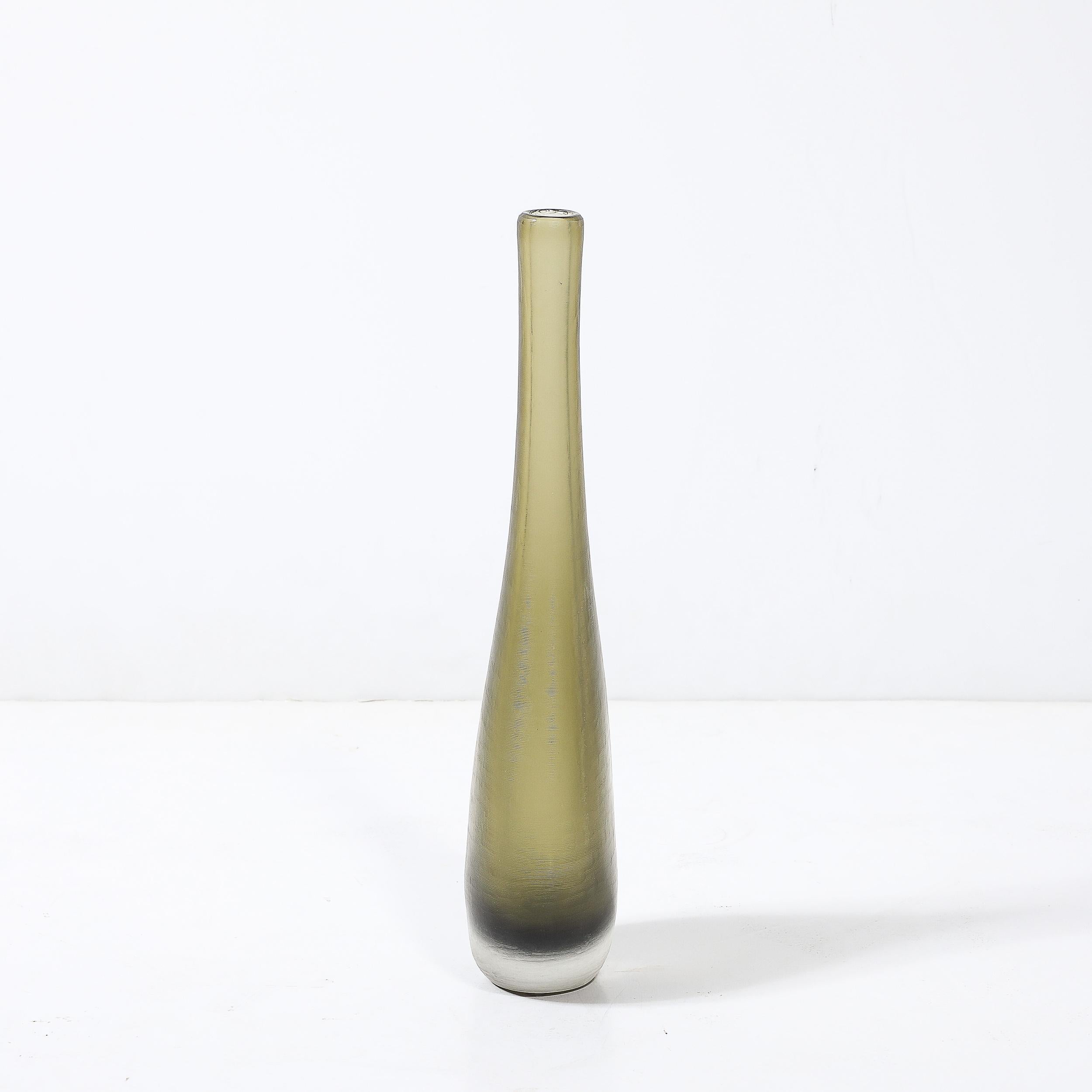 Mid-Century Hand-Blown Murano Glass Vase in Sap Green W/ Fine Textural Detailing Excellent état - En vente à New York, NY