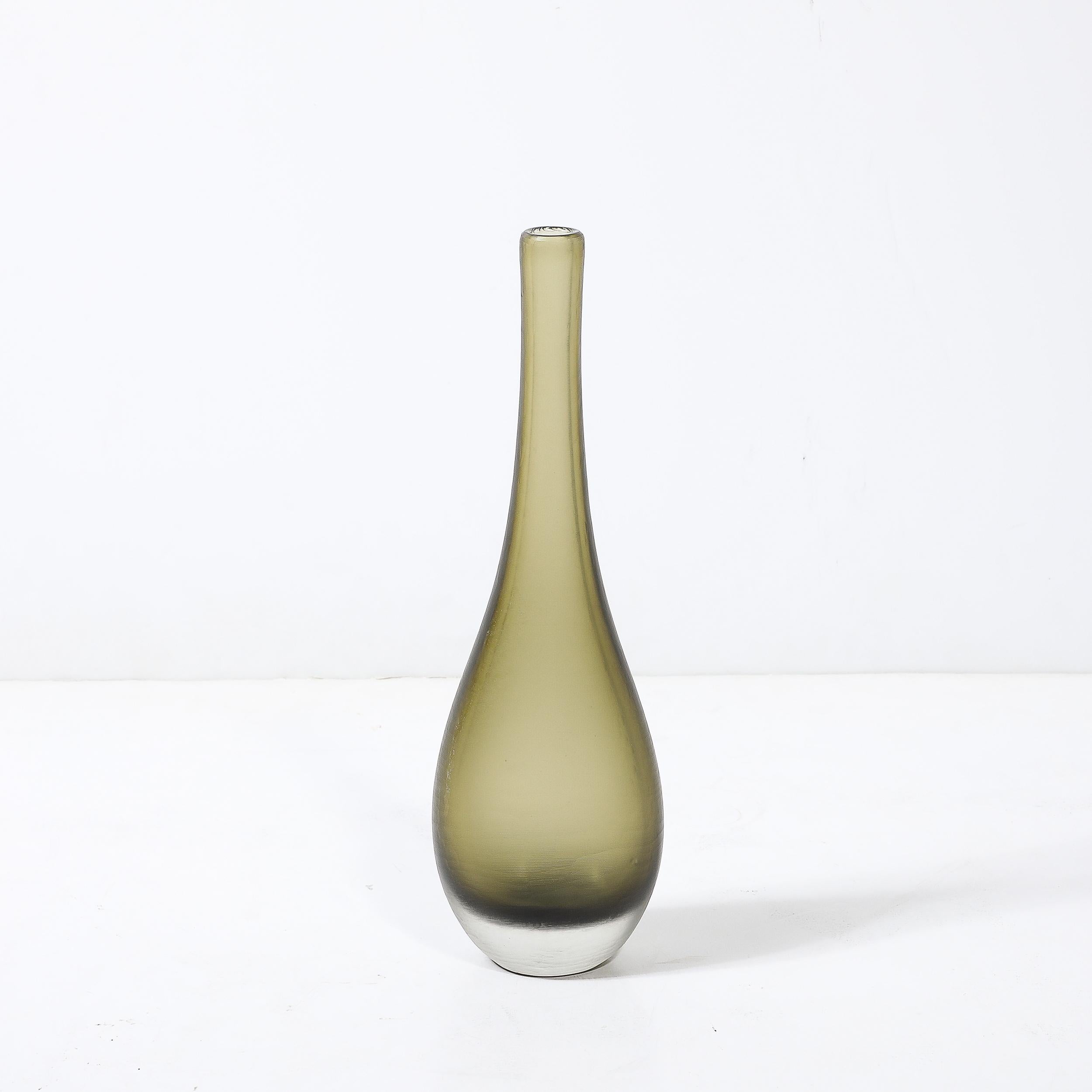 Milieu du XXe siècle Mid-Century Hand-Blown Murano Glass Vase in Sap Green W/ Fine Textural Detailing en vente