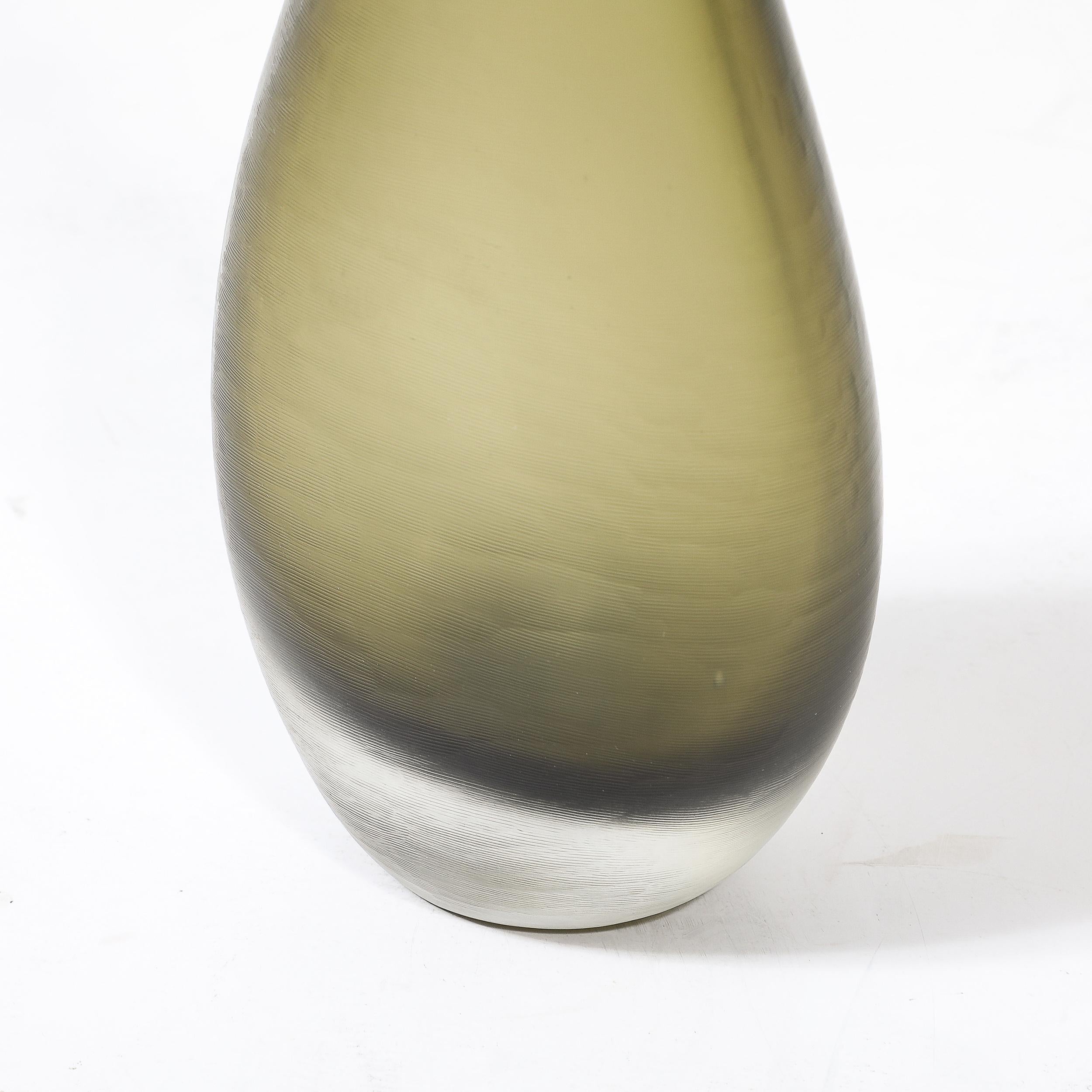 Mid-Century Hand-Blown Murano Glass Vase in Sap Green W/ Fine Textural Detailing en vente 1