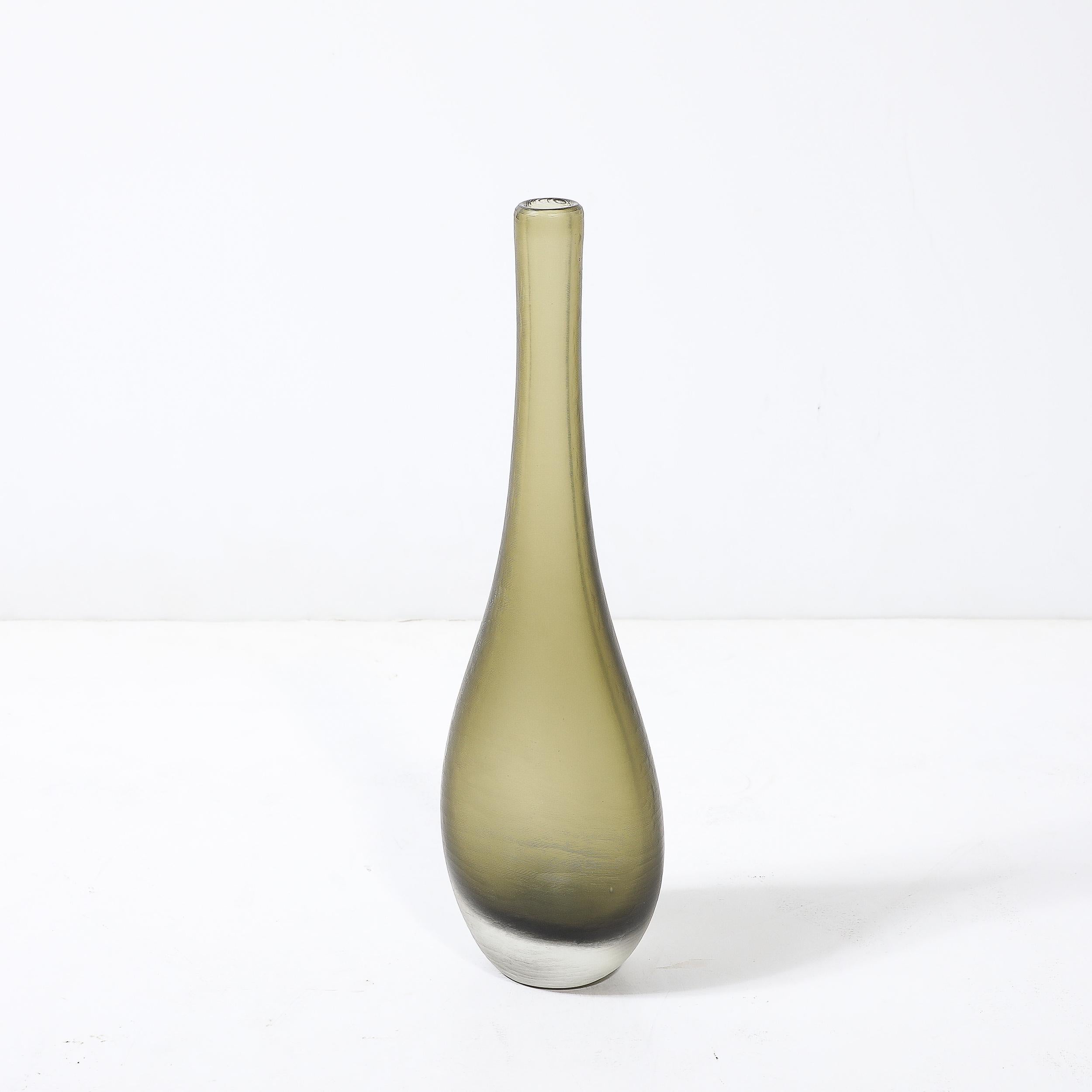 Mid-Century Hand-Blown Murano Glass Vase in Sap Green W/ Fine Textural Detailing en vente 2