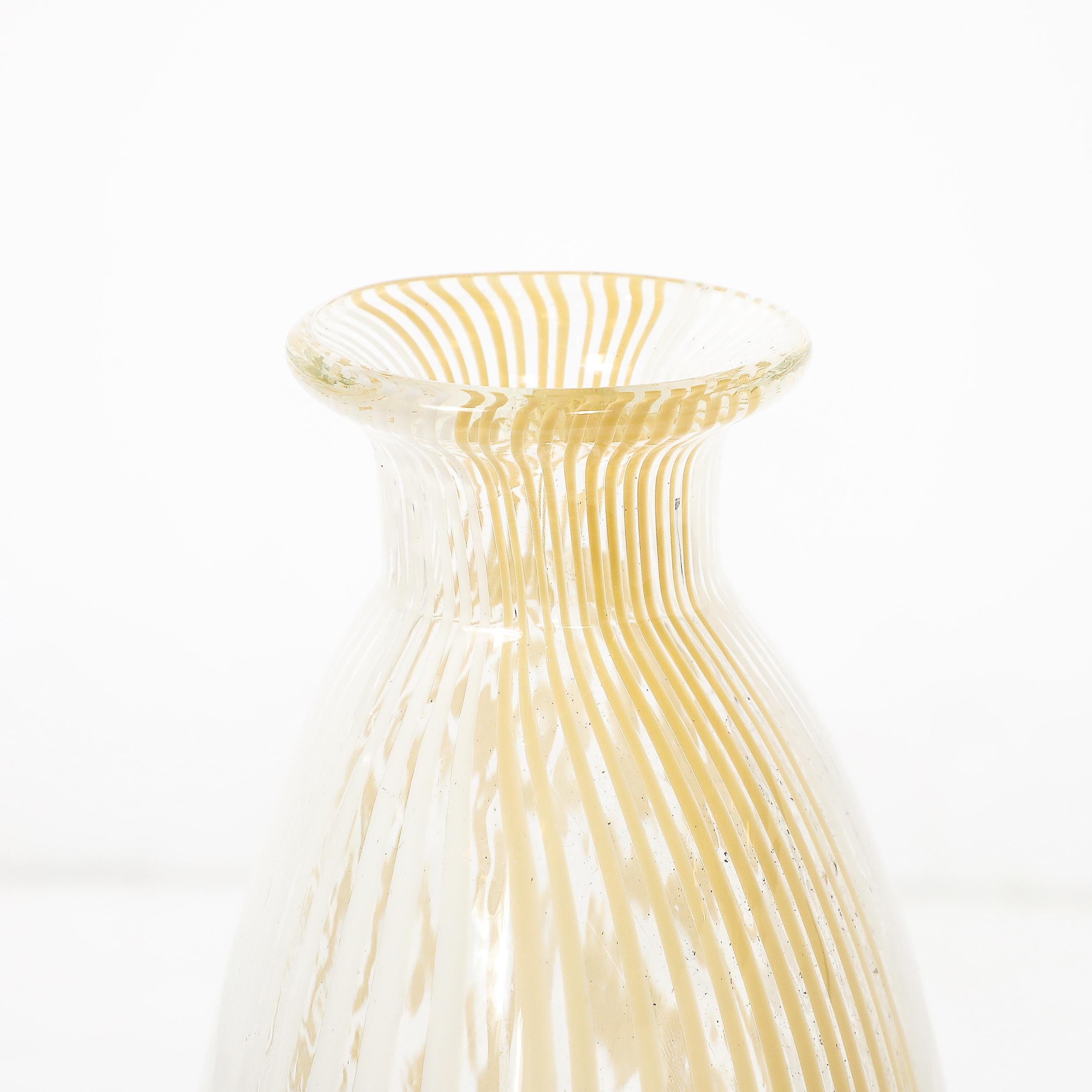 Jarrón de cristal de Murano soplado a mano de mediados de siglo con detalles lineales en blanco y amarillo en venta 3
