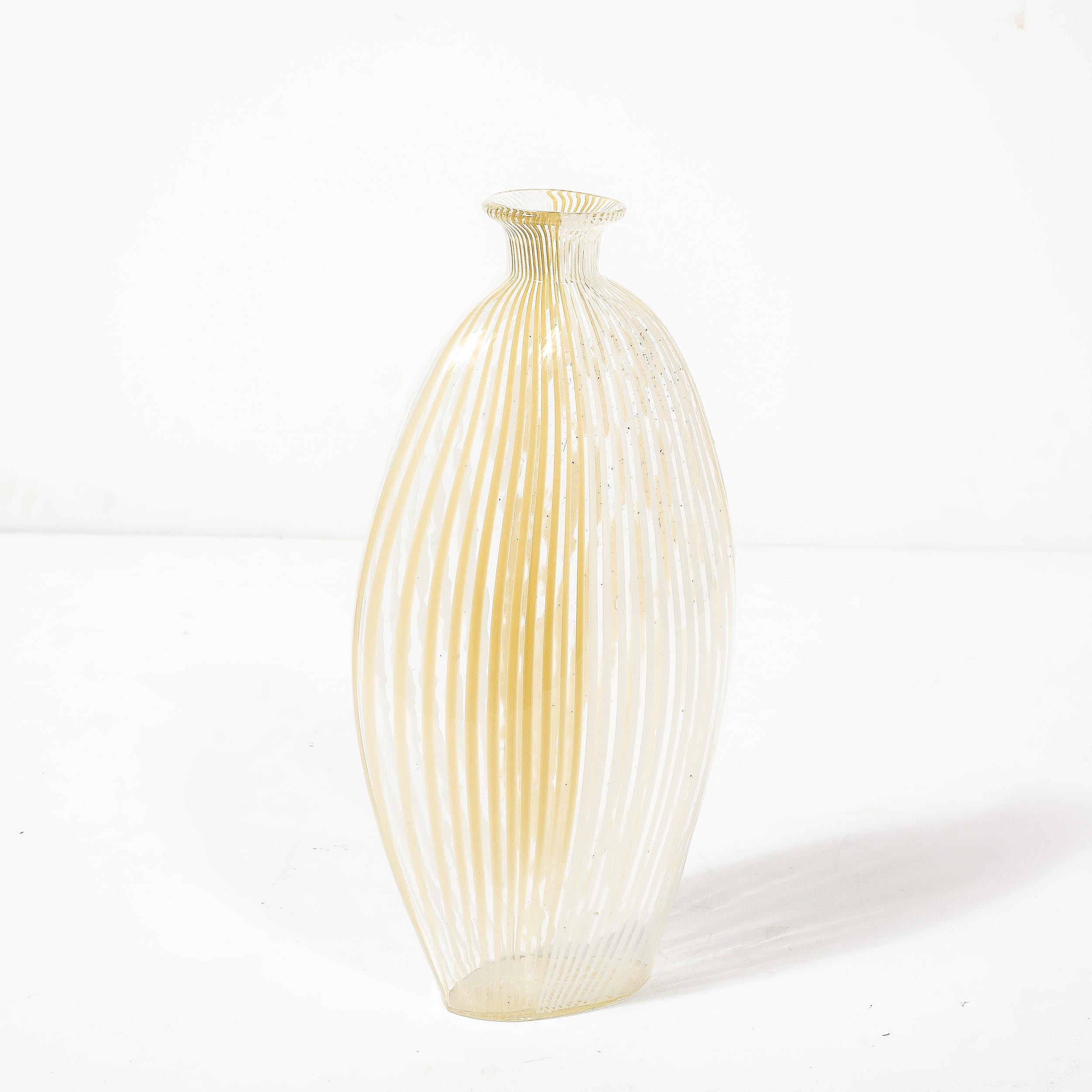 Jarrón de cristal de Murano soplado a mano de mediados de siglo con detalles lineales en blanco y amarillo en venta 4