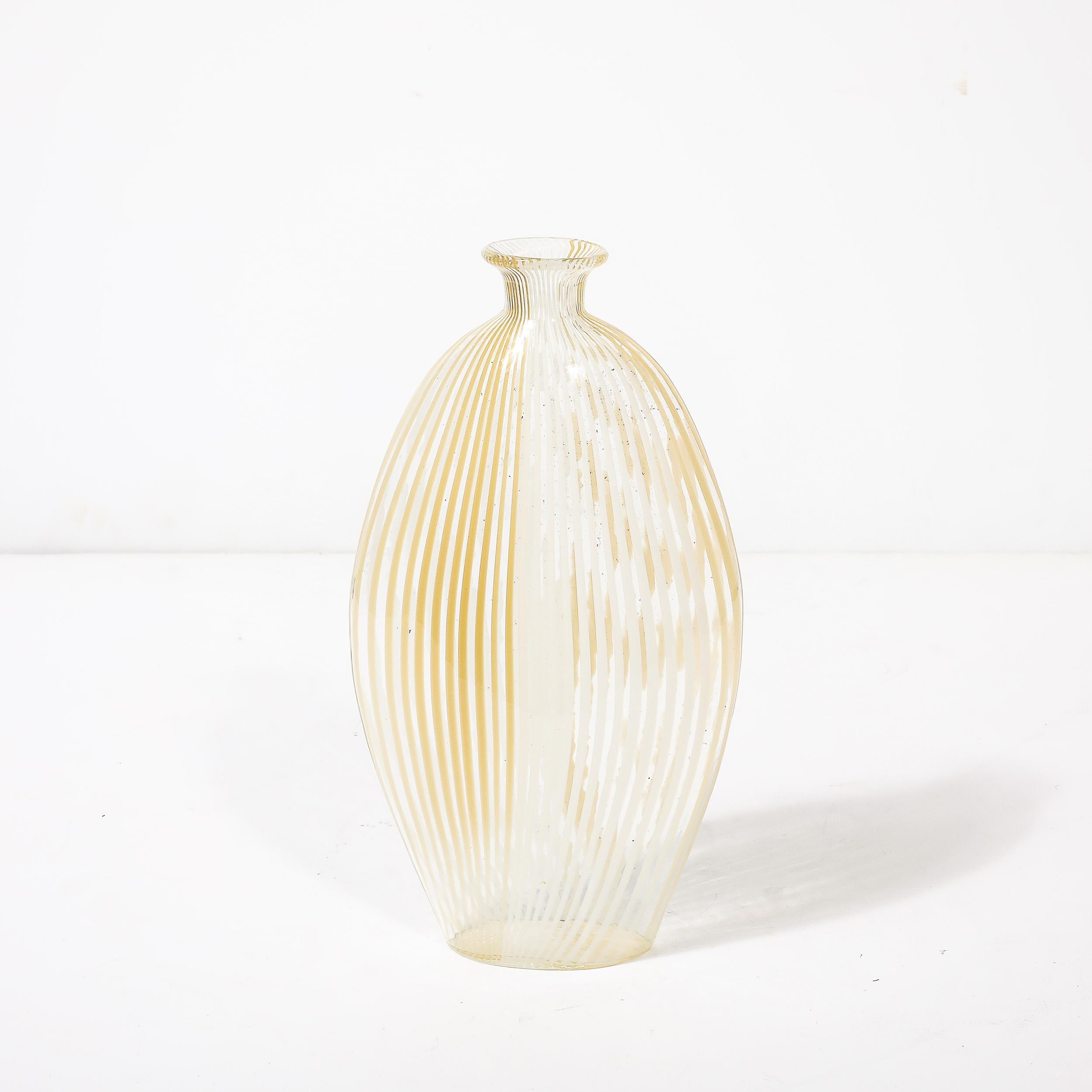 Jarrón de cristal de Murano soplado a mano de mediados de siglo con detalles lineales en blanco y amarillo en venta 5