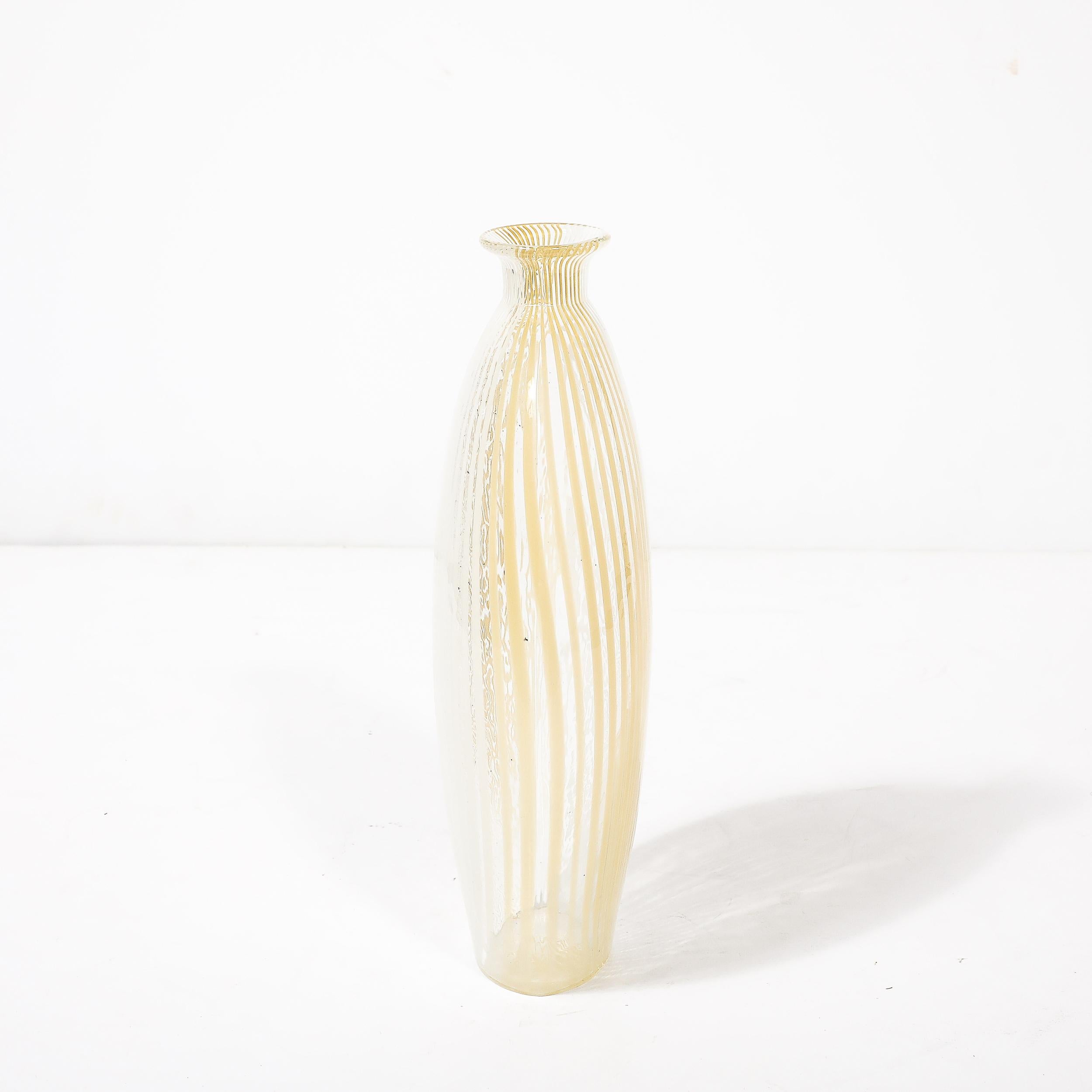 Jarrón de cristal de Murano soplado a mano de mediados de siglo con detalles lineales en blanco y amarillo en venta 6