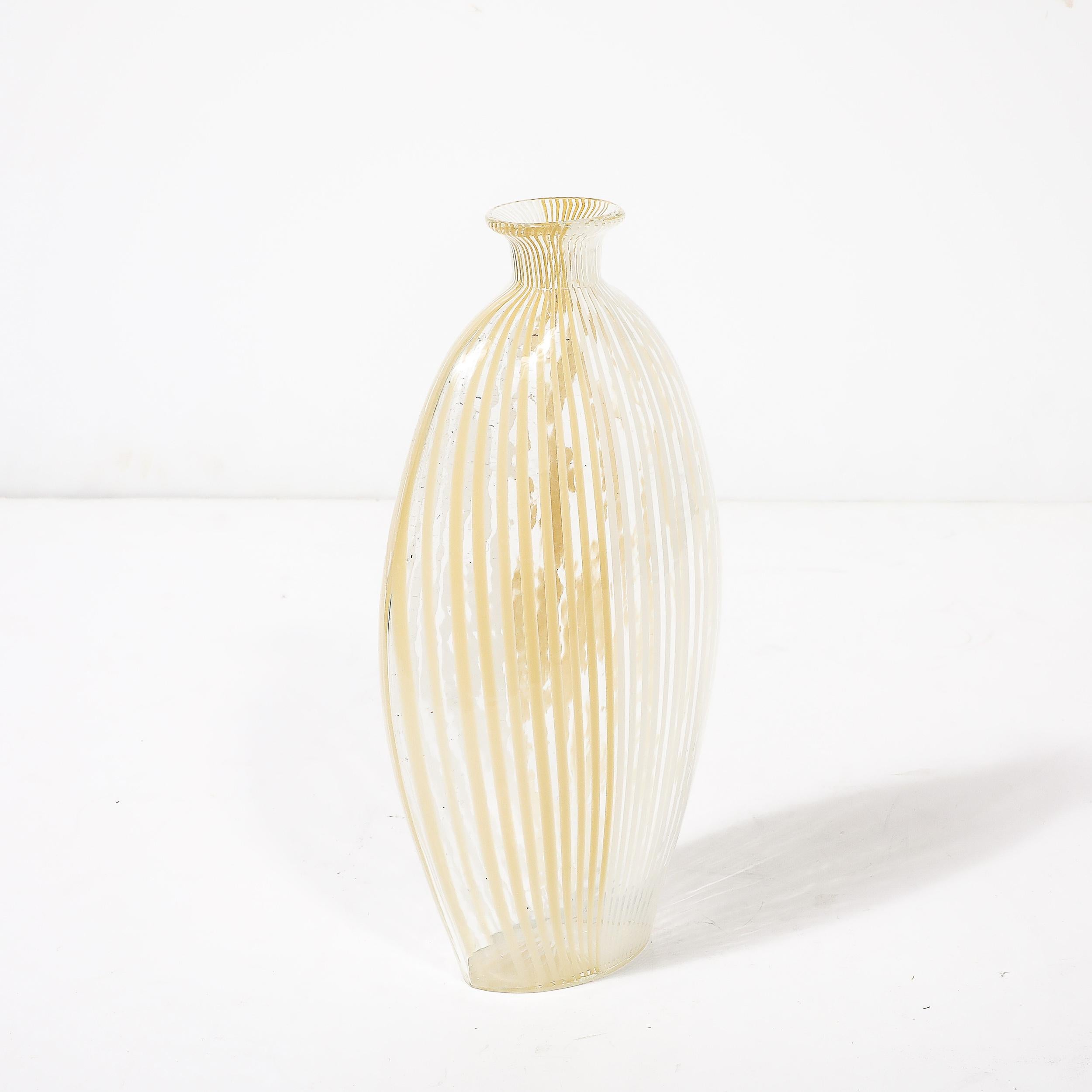 Jarrón de cristal de Murano soplado a mano de mediados de siglo con detalles lineales en blanco y amarillo en venta 7