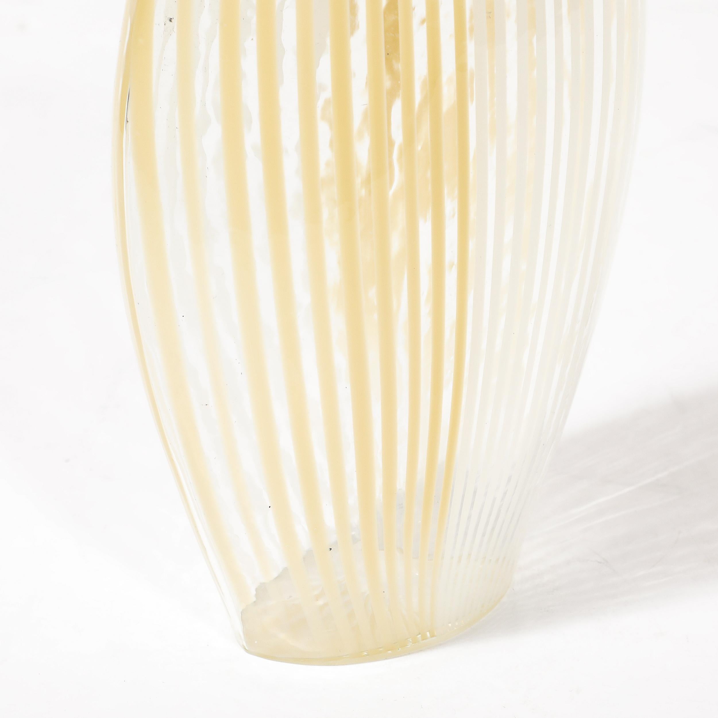 Jarrón de cristal de Murano soplado a mano de mediados de siglo con detalles lineales en blanco y amarillo en venta 8