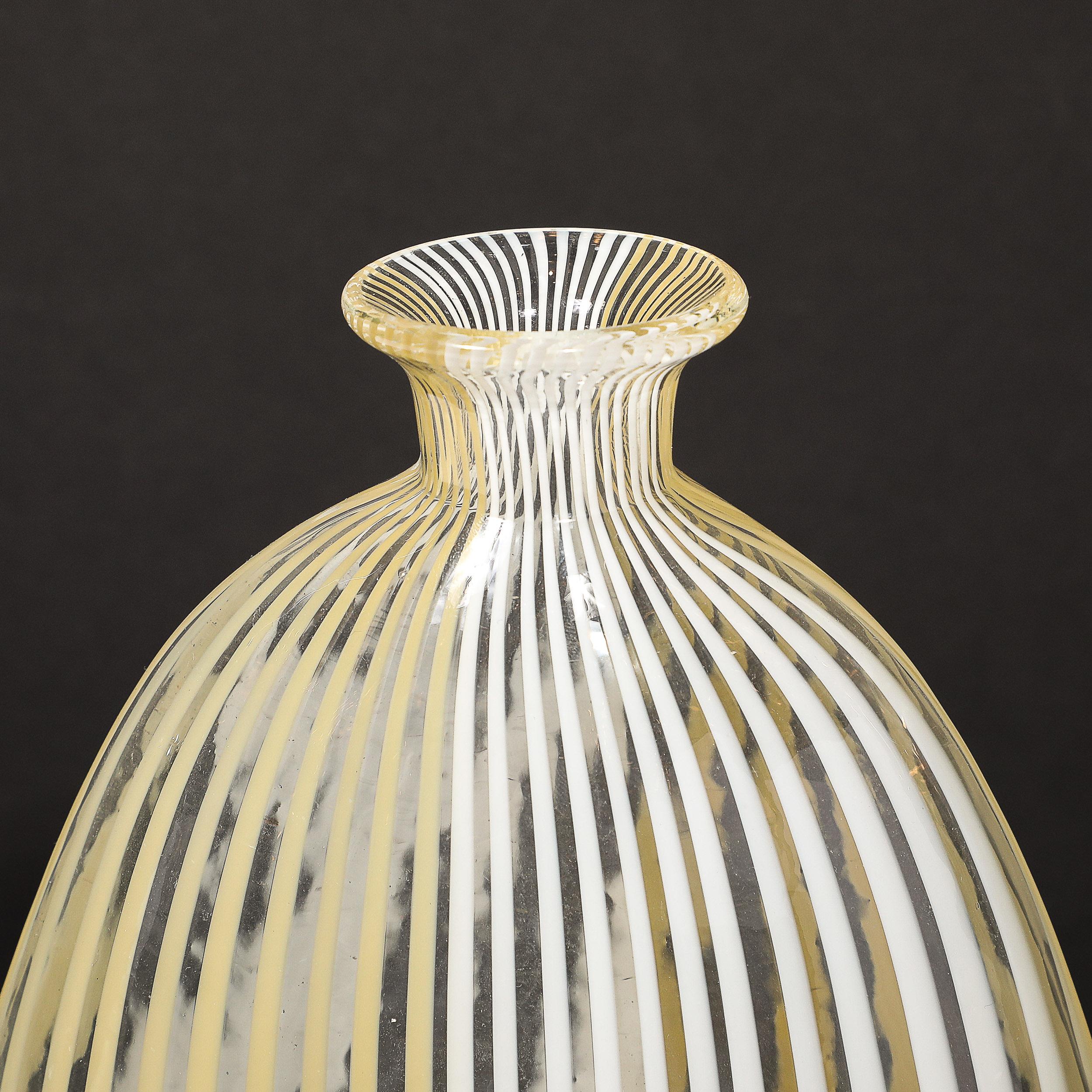 Jarrón de cristal de Murano soplado a mano de mediados de siglo con detalles lineales en blanco y amarillo en venta 9