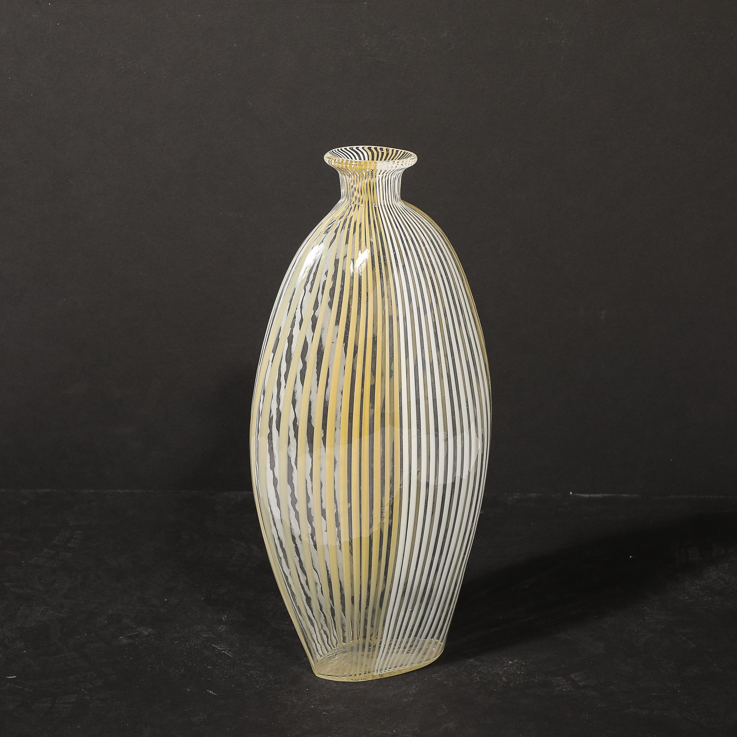 Jarrón de cristal de Murano soplado a mano de mediados de siglo con detalles lineales en blanco y amarillo en venta 11