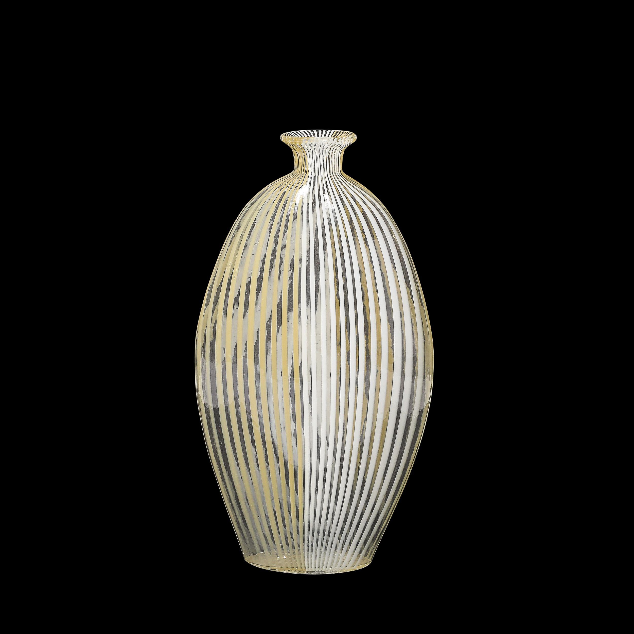 Este impresionante jarrón modernista de mediados de siglo es un testimonio de la exquisita artesanía de los vidrieros de Murano, y data de hacia 1970. El jarrón presenta una elegante silueta soplada a mano adornada con elegantes detalles lineales en