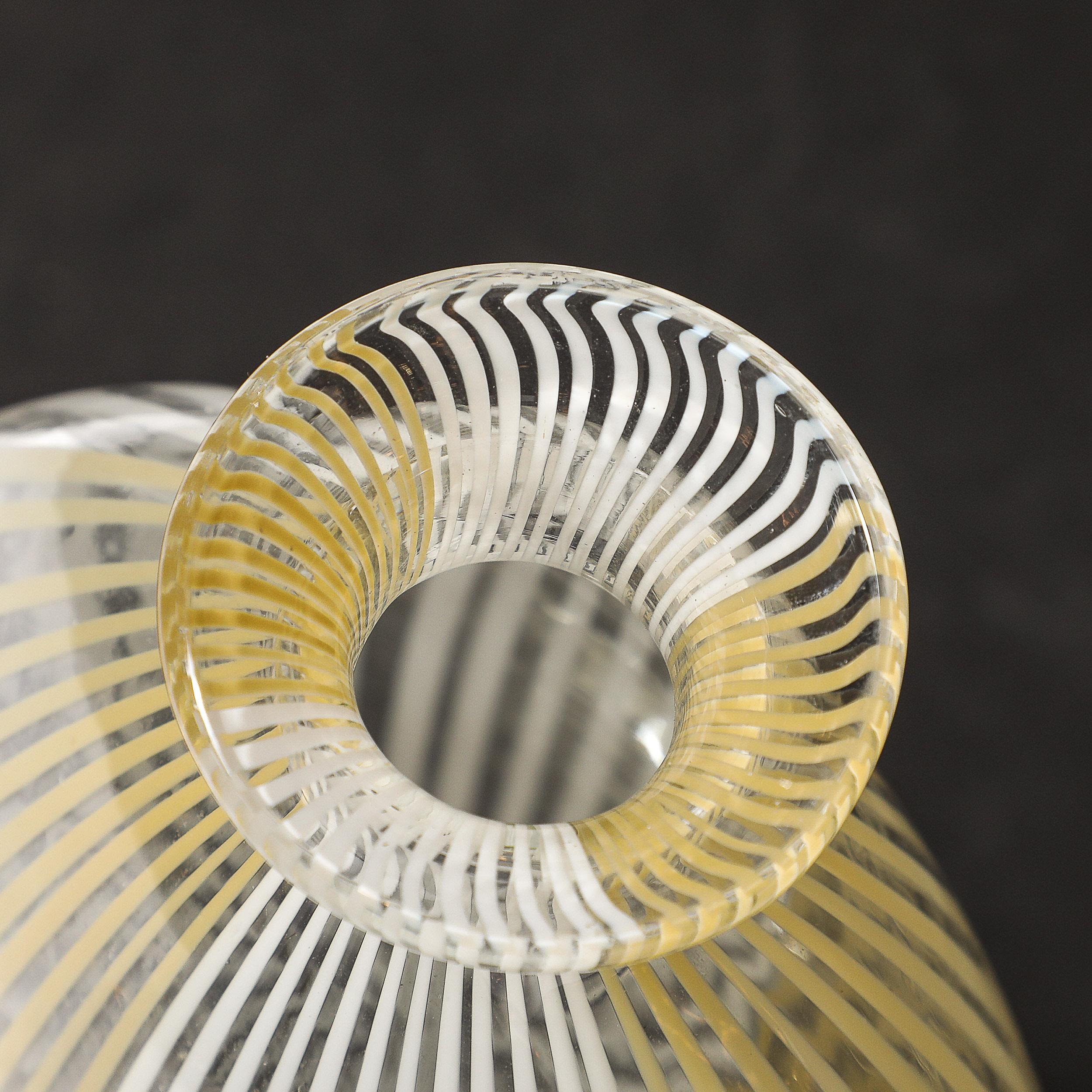 Jarrón de cristal de Murano soplado a mano de mediados de siglo con detalles lineales en blanco y amarillo en venta 13