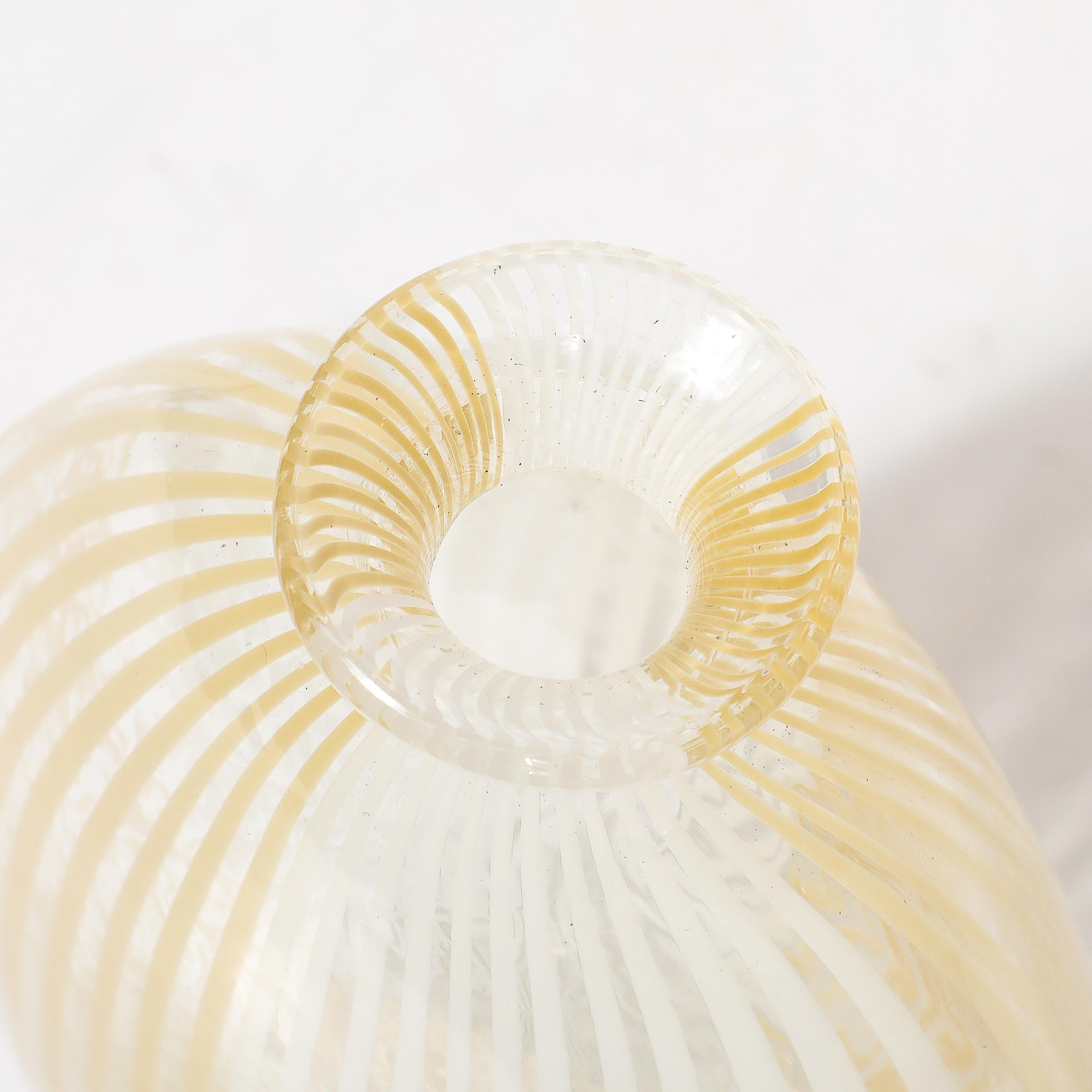 Jarrón de cristal de Murano soplado a mano de mediados de siglo con detalles lineales en blanco y amarillo Moderno de mediados de siglo en venta