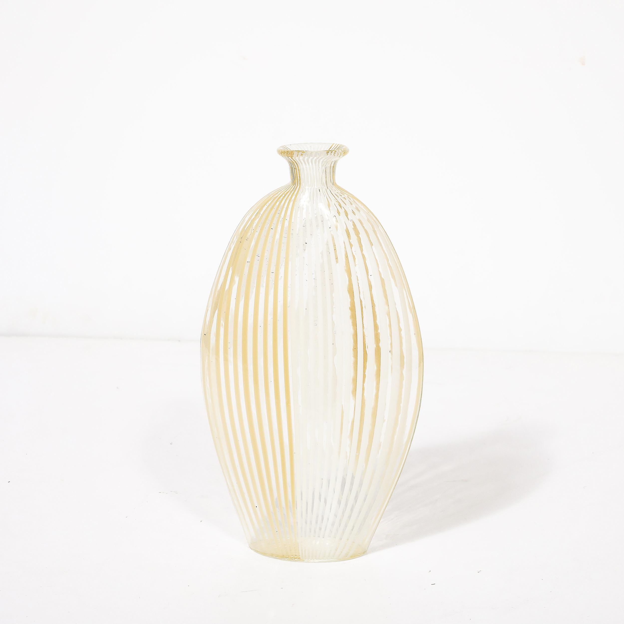 Jarrón de cristal de Murano soplado a mano de mediados de siglo con detalles lineales en blanco y amarillo Italiano en venta