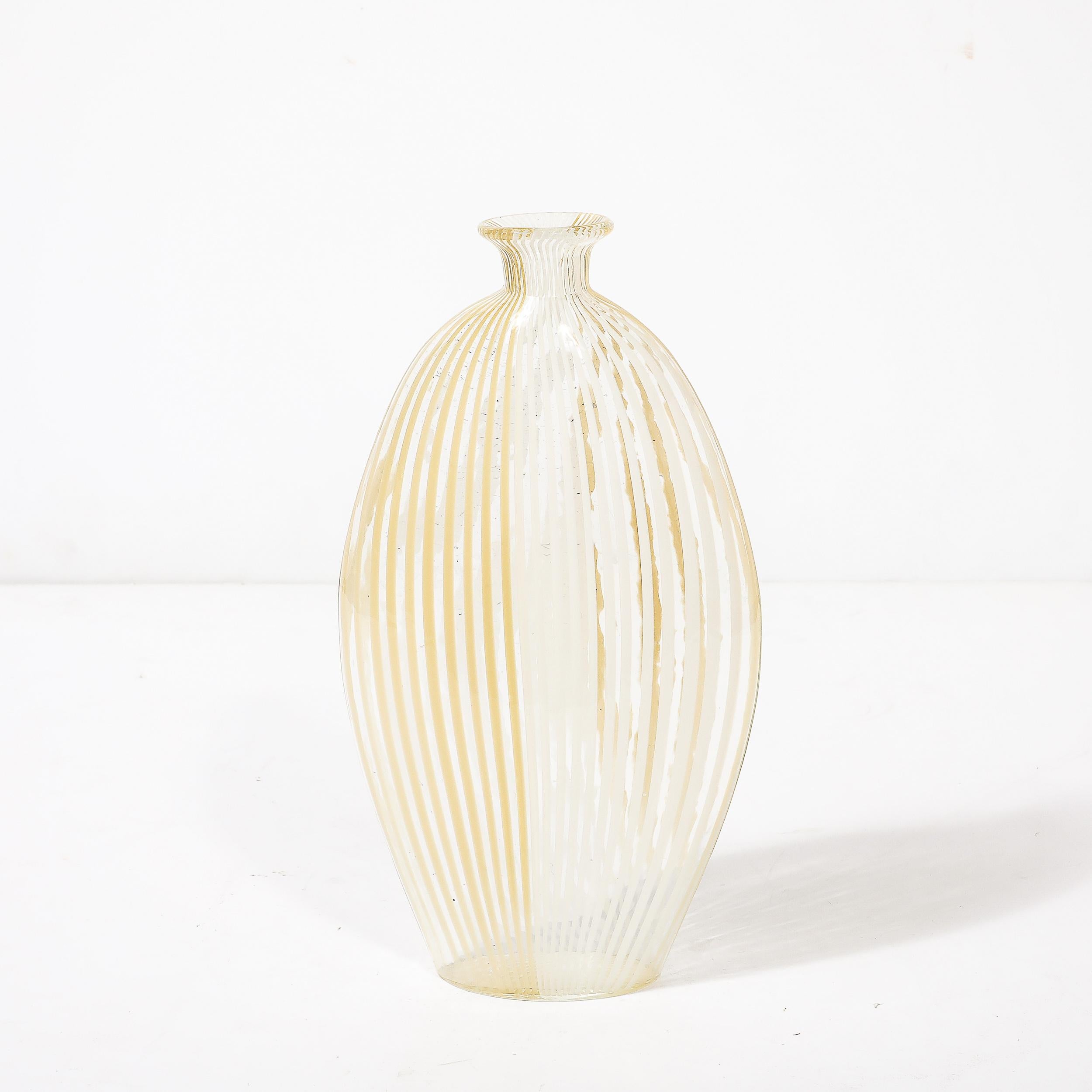 Jarrón de cristal de Murano soplado a mano de mediados de siglo con detalles lineales en blanco y amarillo en Excelente estado para la venta en New York, NY