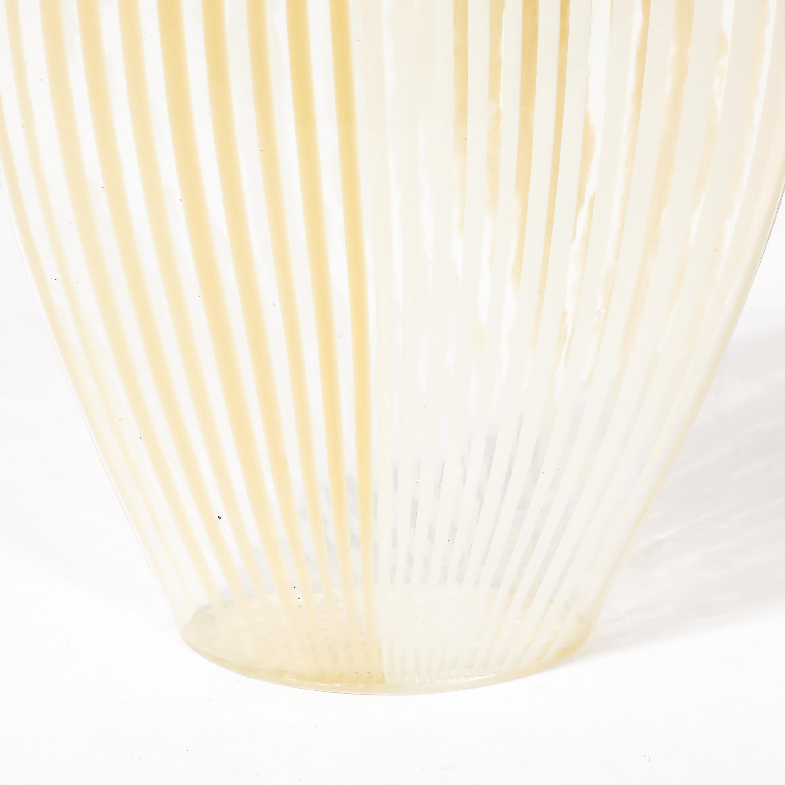 Jarrón de cristal de Murano soplado a mano de mediados de siglo con detalles lineales en blanco y amarillo finales del siglo XX en venta