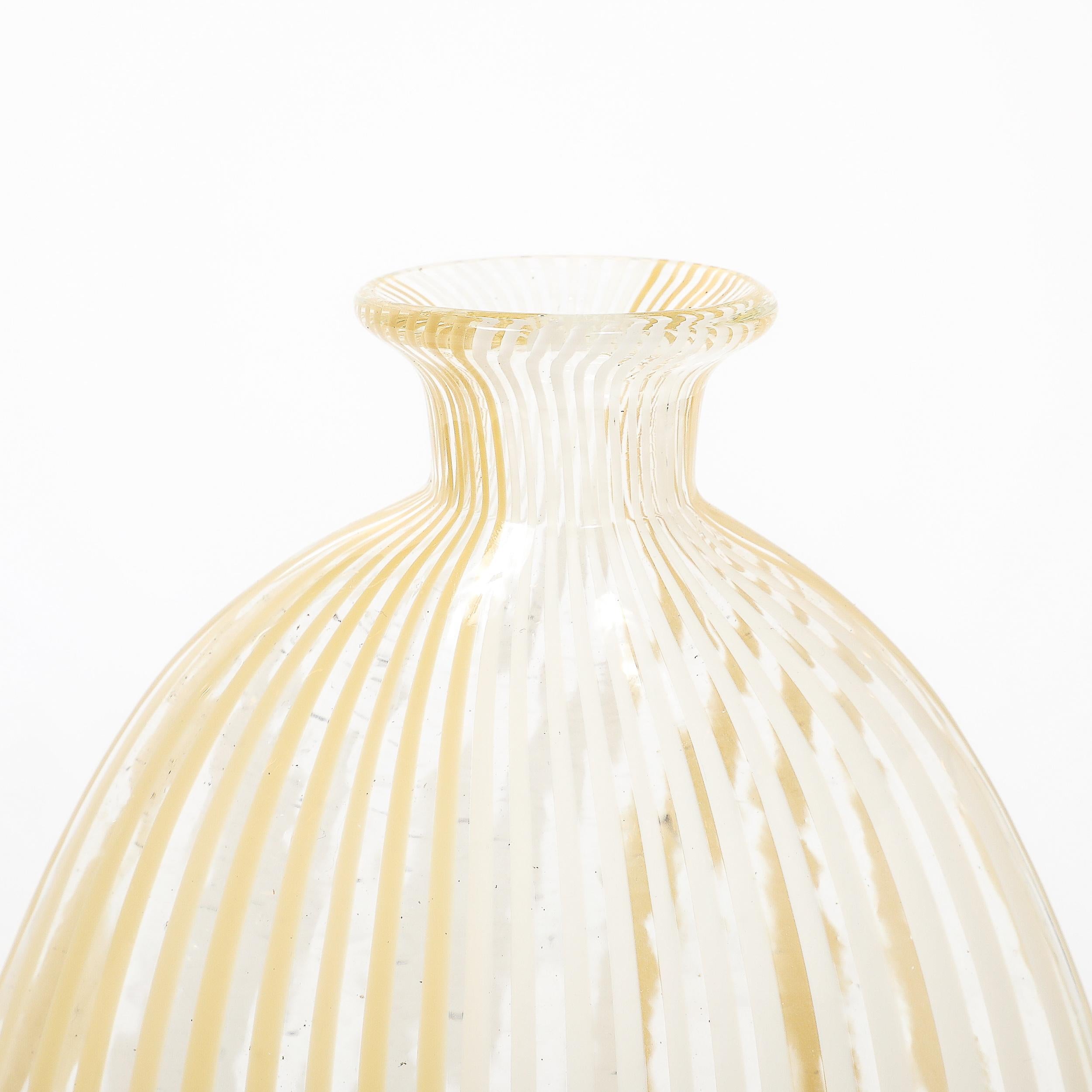 Jarrón de cristal de Murano soplado a mano de mediados de siglo con detalles lineales en blanco y amarillo Cristal de Murano en venta
