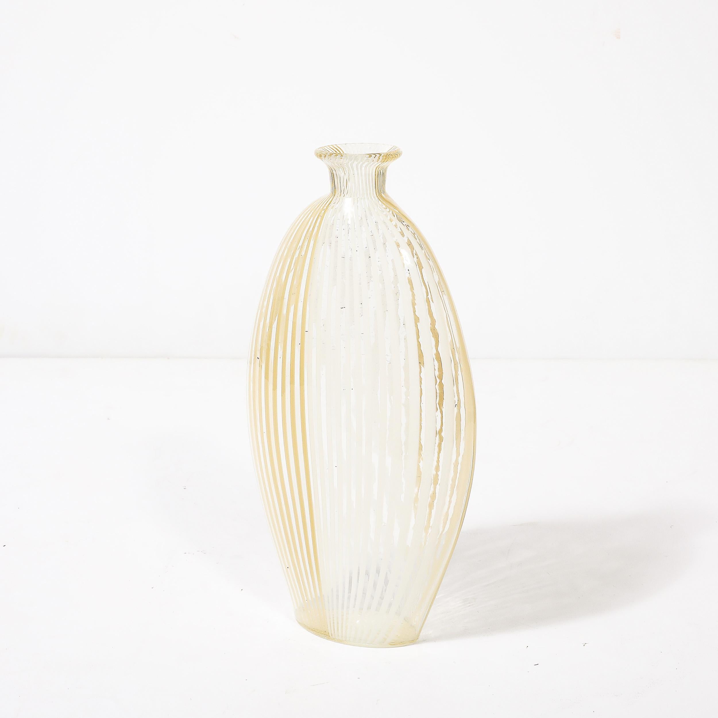 Jarrón de cristal de Murano soplado a mano de mediados de siglo con detalles lineales en blanco y amarillo en venta 1