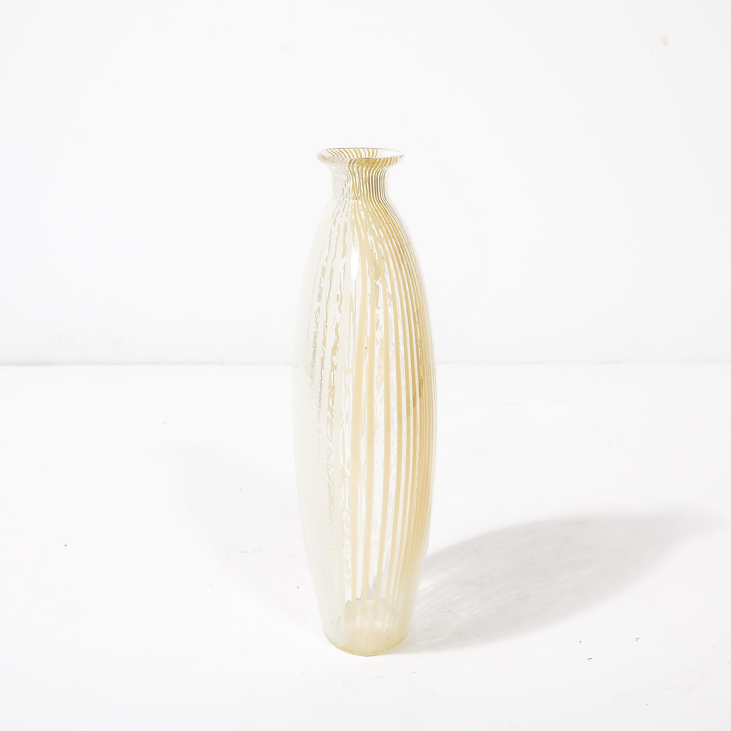 Jarrón de cristal de Murano soplado a mano de mediados de siglo con detalles lineales en blanco y amarillo en venta 2