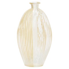 Vase aus mundgeblasenem Murano-Glas aus der Mitte des Jahrhunderts mit linearen weißen und gelben Verzierungen