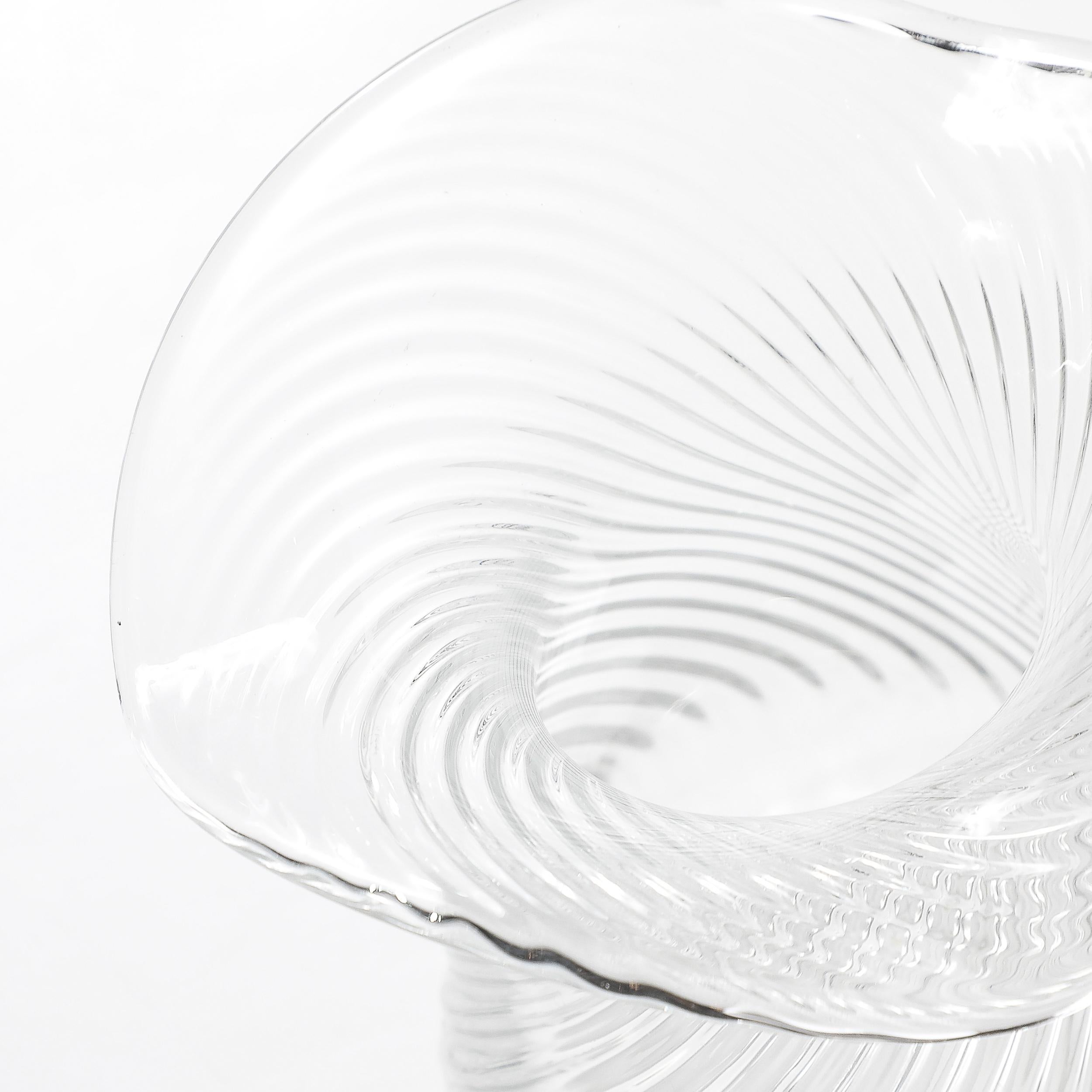 Vase en verre de Murano soufflé à la main du milieu du siècle dernier avec détails linéaires ondulés en vente 3