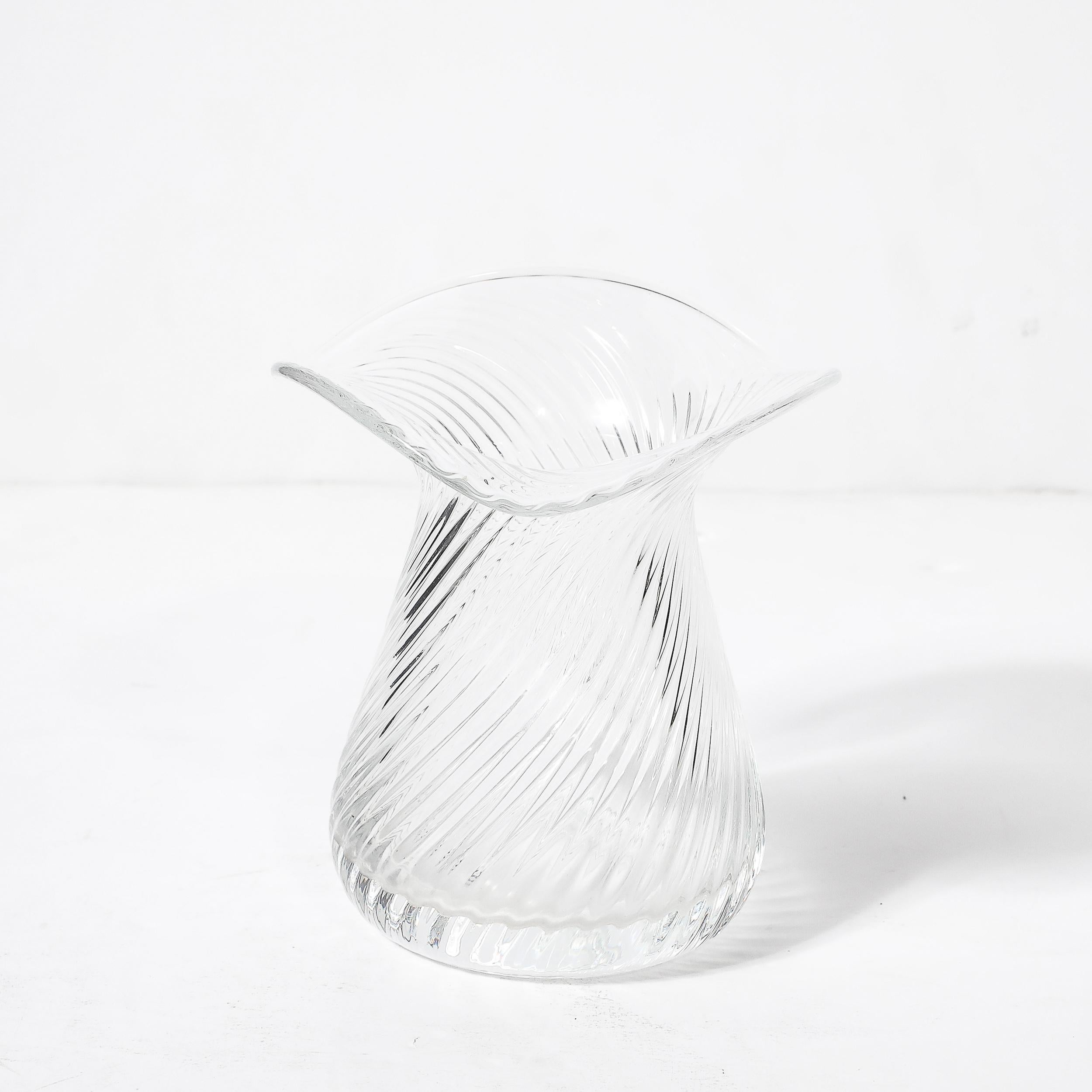 Mid-Century Modern Vase en verre de Murano soufflé à la main du milieu du siècle dernier avec détails linéaires ondulés en vente