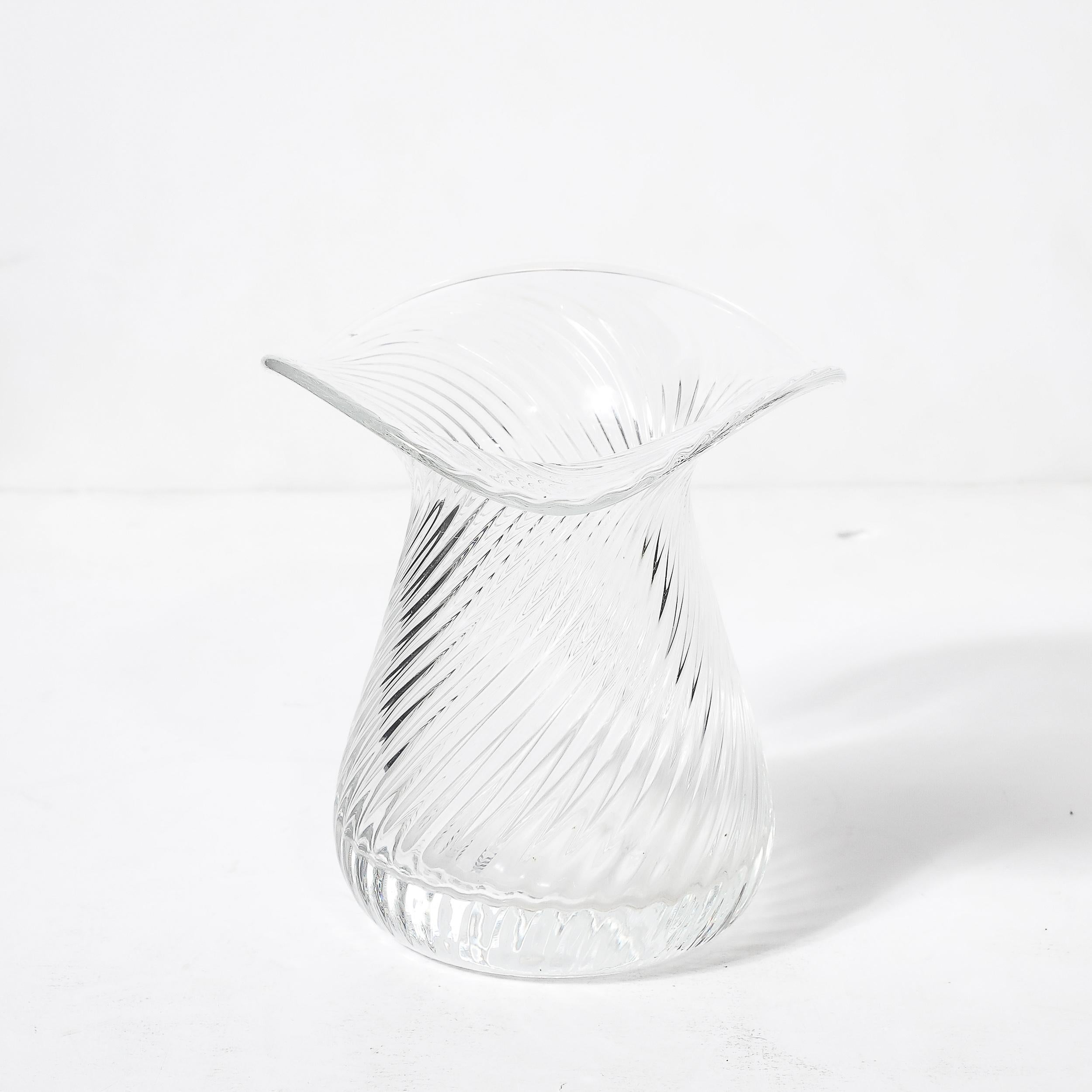 italien Vase en verre de Murano soufflé à la main du milieu du siècle dernier avec détails linéaires ondulés en vente
