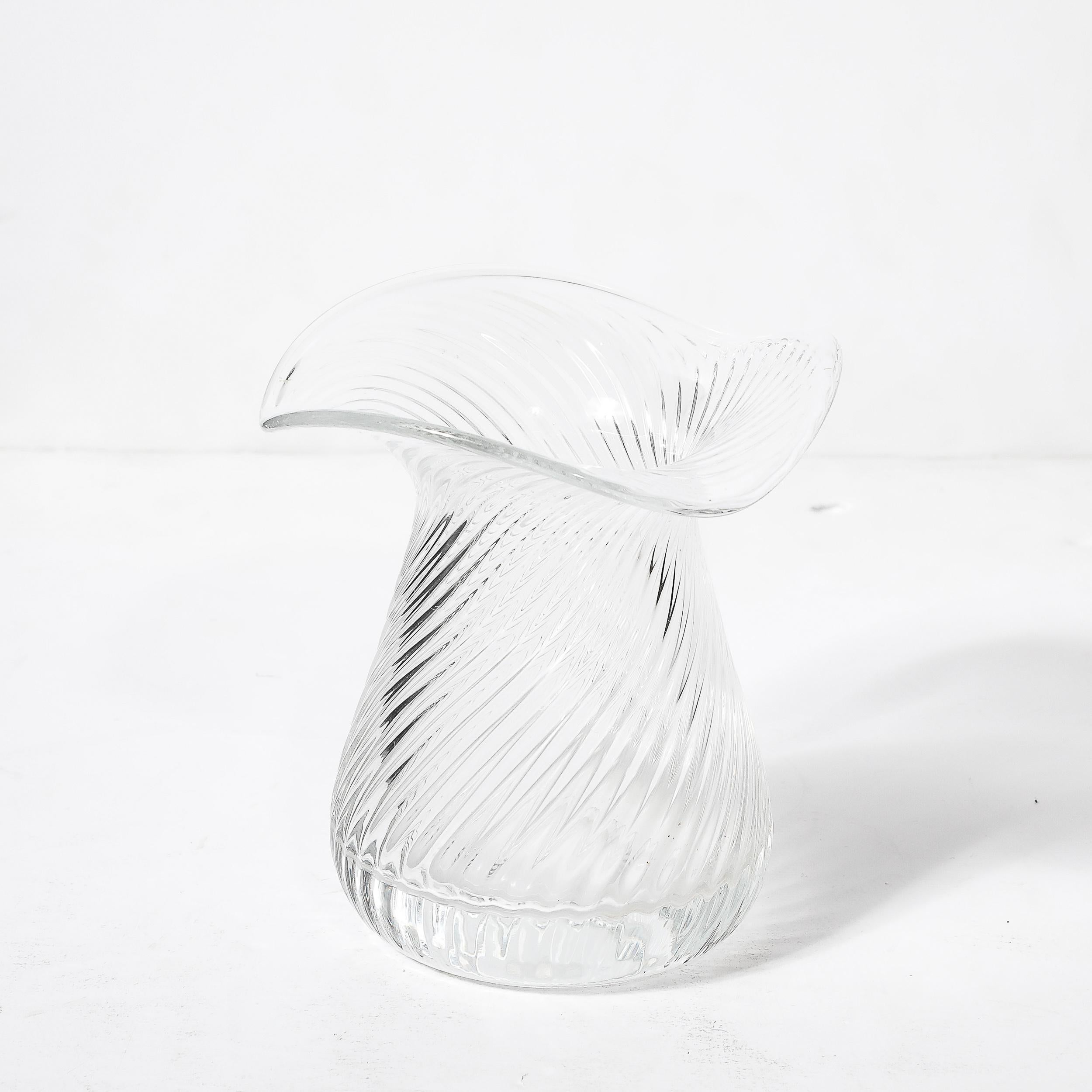 Vase en verre de Murano soufflé à la main du milieu du siècle dernier avec détails linéaires ondulés Excellent état - En vente à New York, NY