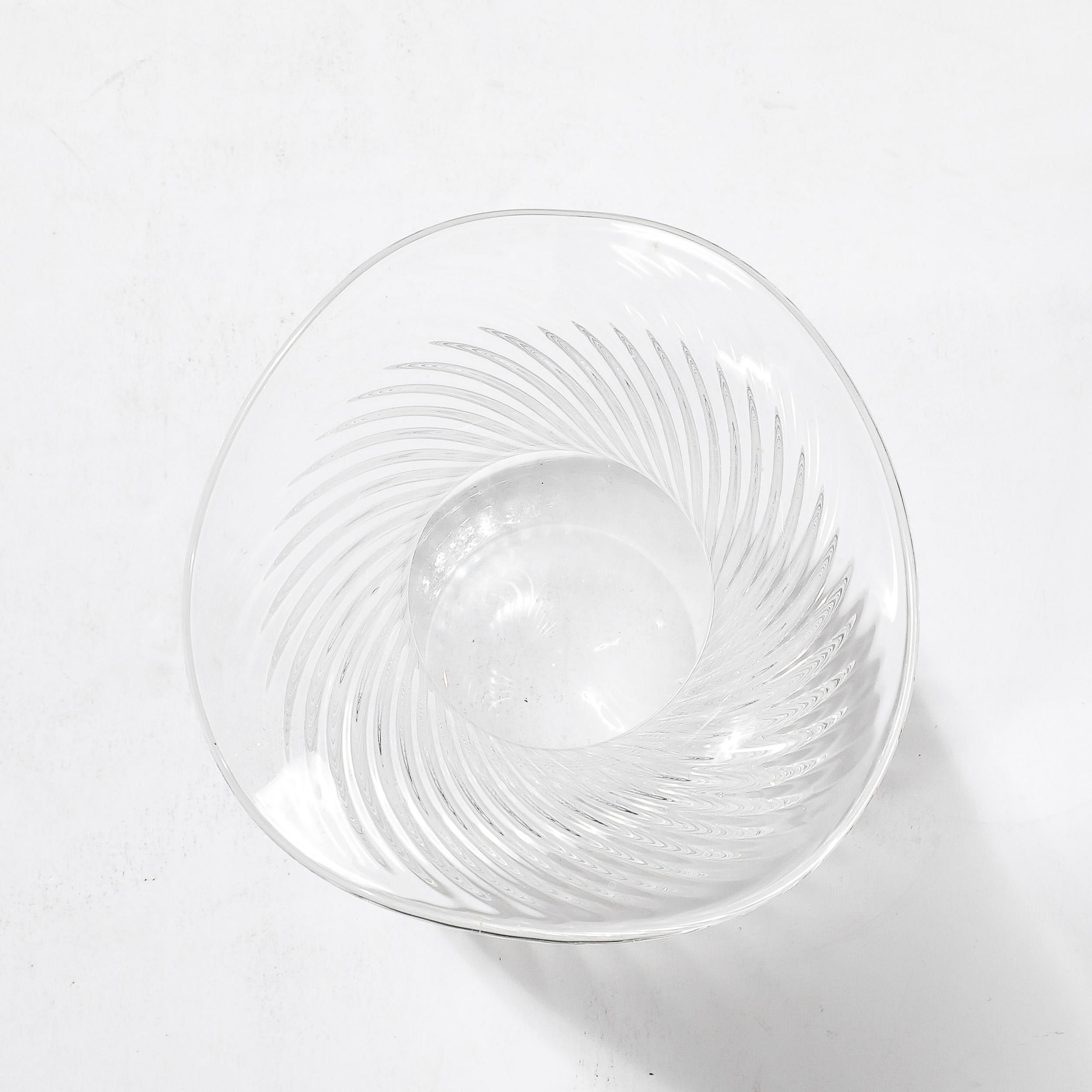 Milieu du XXe siècle Vase en verre de Murano soufflé à la main du milieu du siècle dernier avec détails linéaires ondulés en vente