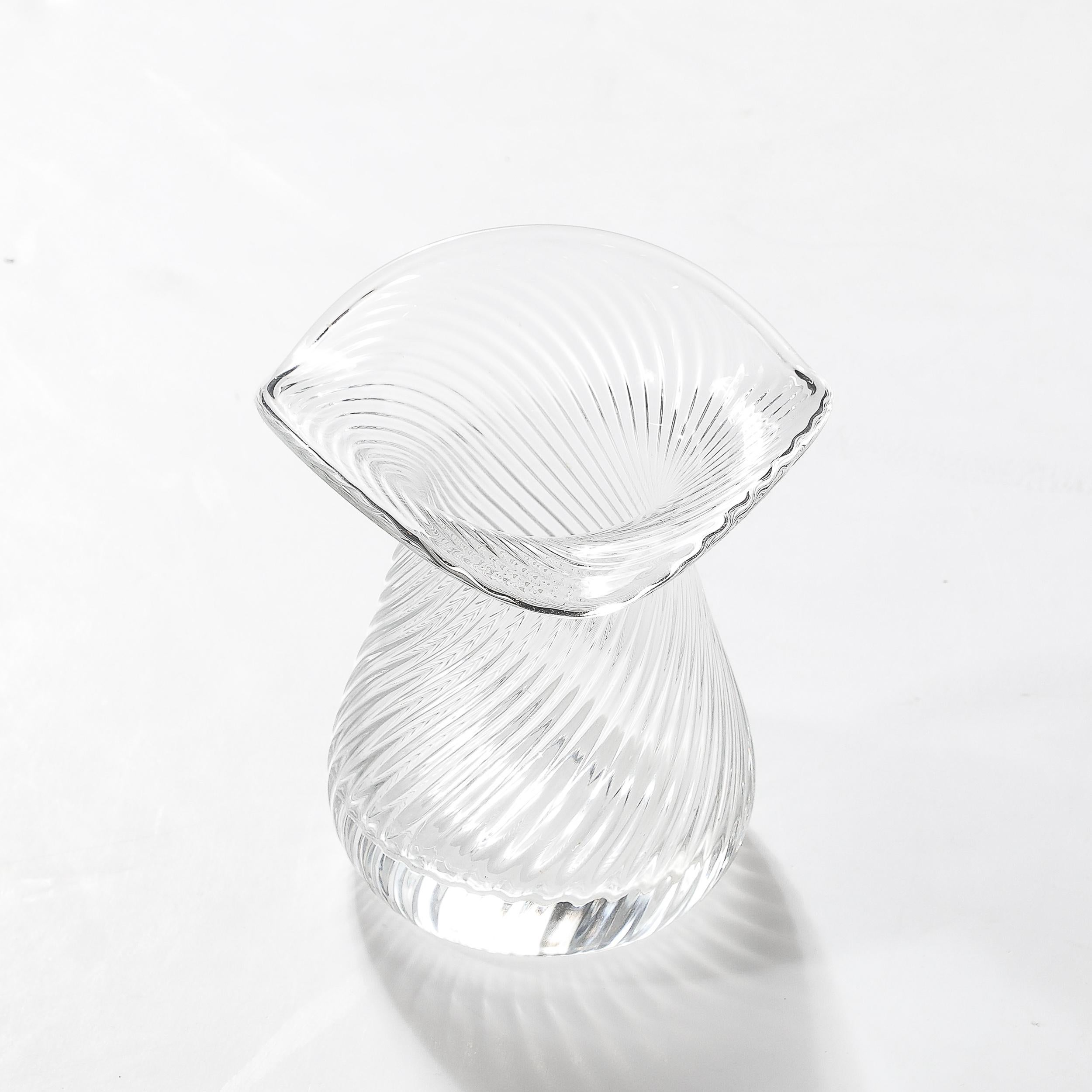 Verre de Murano Vase en verre de Murano soufflé à la main du milieu du siècle dernier avec détails linéaires ondulés en vente