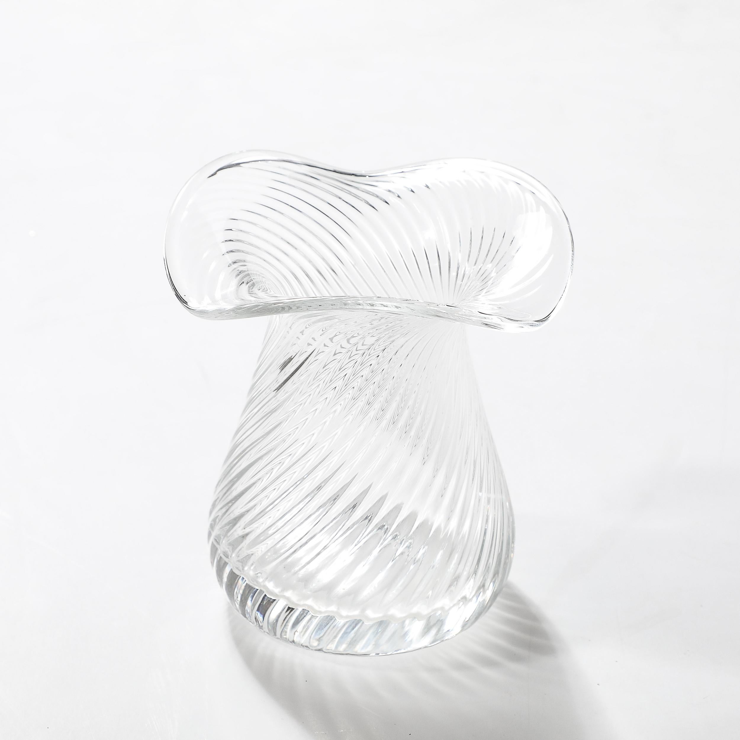 Vase en verre de Murano soufflé à la main du milieu du siècle dernier avec détails linéaires ondulés en vente 1