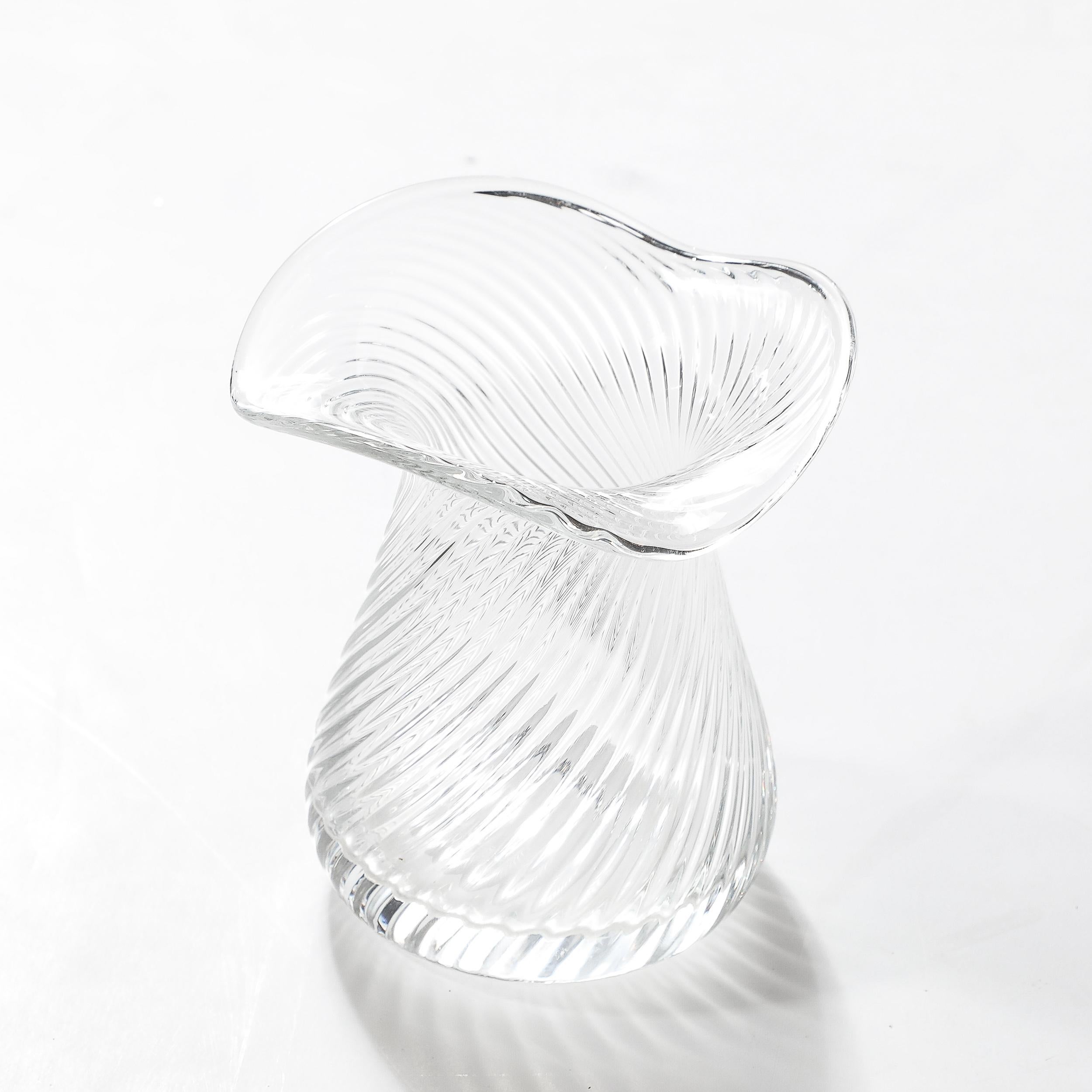 Vase en verre de Murano soufflé à la main du milieu du siècle dernier avec détails linéaires ondulés en vente 2