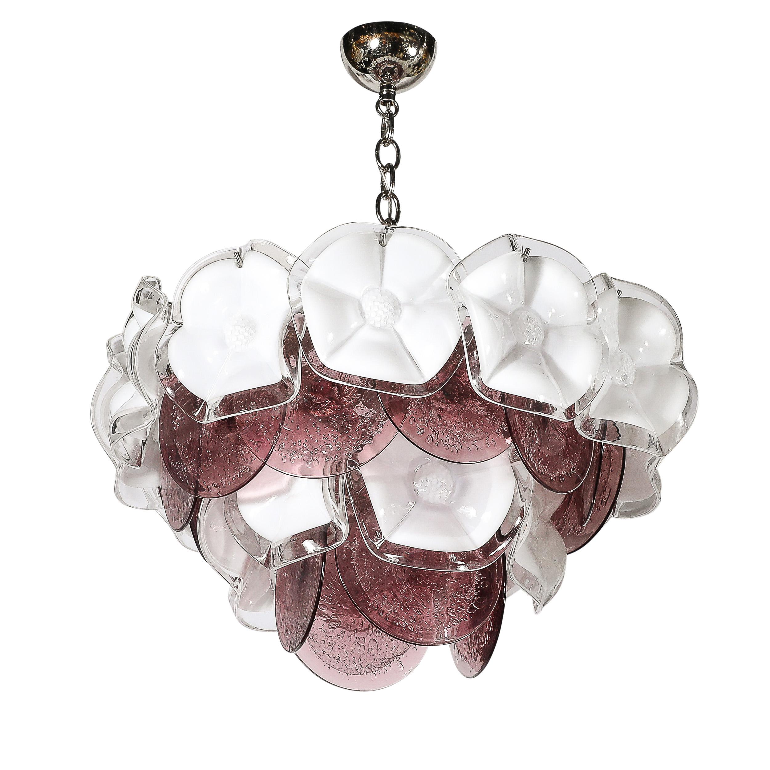 Questo elegante lampadario a sospensione floreale modernista in vetro di Murano soffiato a mano, bianco e ametista fumé, proviene dall'Italia, circa dal 1970.  Presenta quattro livelli di elementi in vetro in una composizione rotonda, alternando