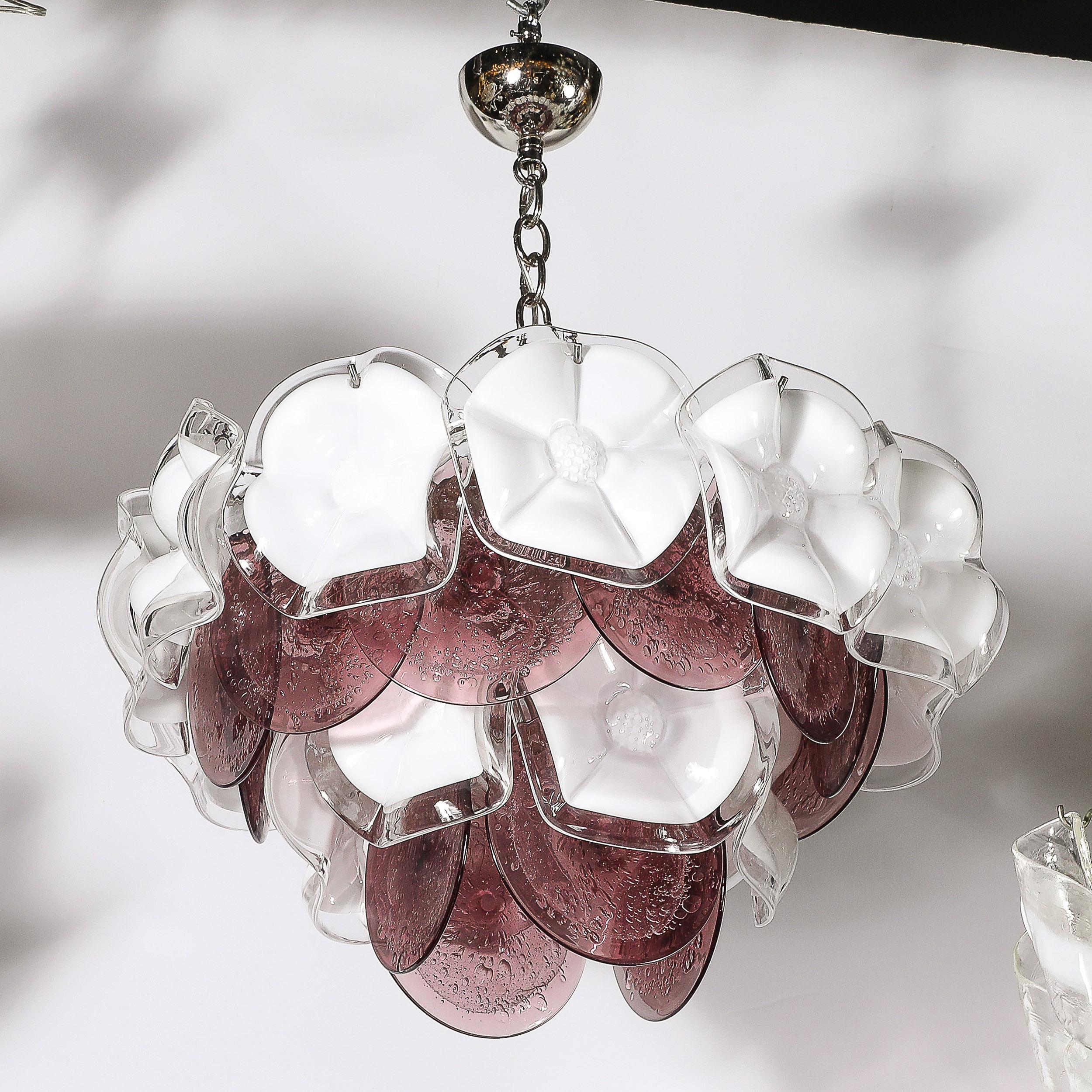 Vetro di Murano Lampadario floreale di metà secolo in vetro di Murano soffiato a mano, bianco e ametista fumé