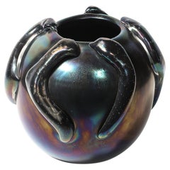 Vase aus mundgeblasenem irisierendem und schwarzem Murano-Glas mit skulpturalem Detail aus der Jahrhundertmitte