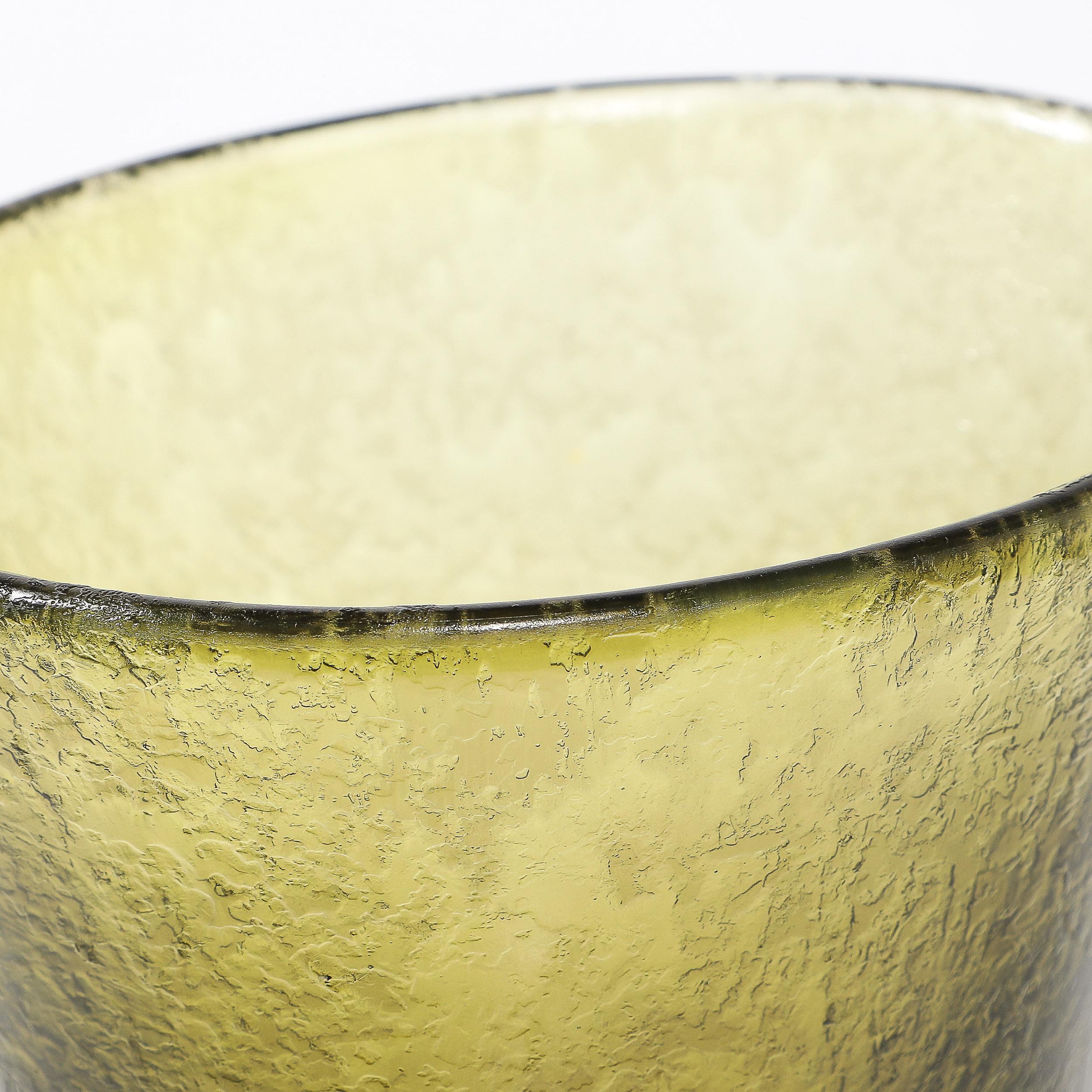 Mid-Century Hand-Blown Olive and Lime Green Murano Glass Vase W/ Mottled Texture en vente 3