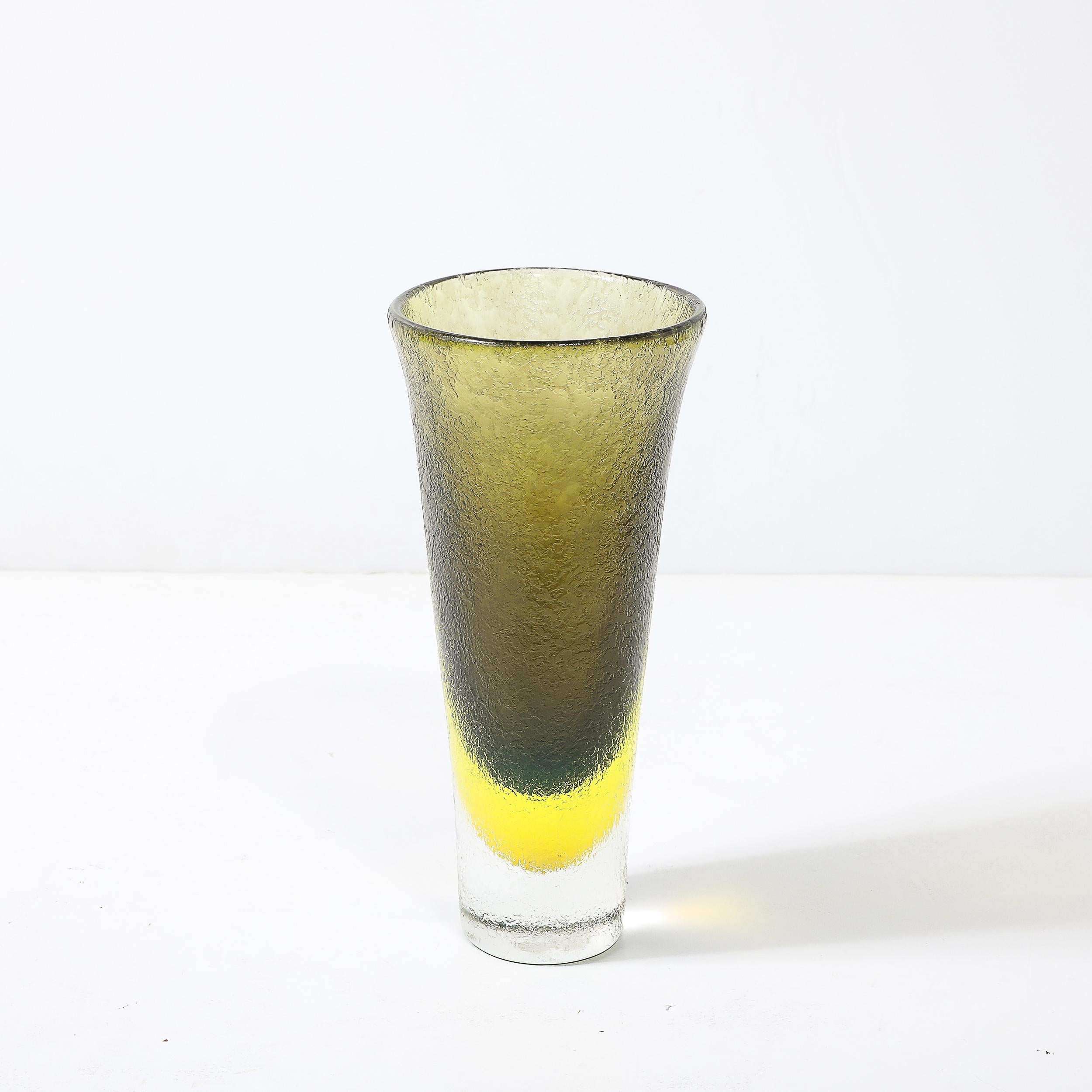 Mid-Century Hand-Blown Olive and Lime Green Murano Glass Vase W/ Mottled Texture en vente 4