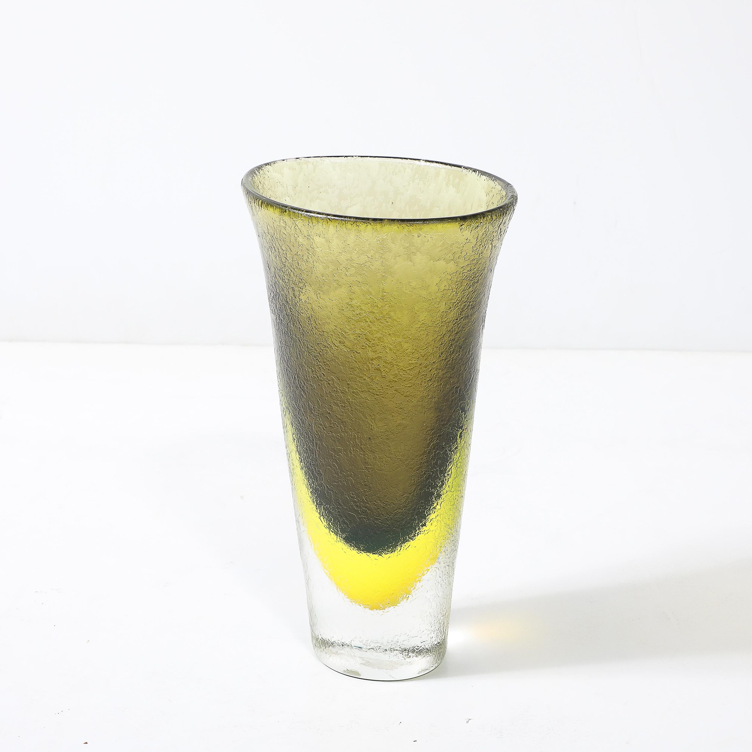 Mid-Century Hand-Blown Olive and Lime Green Murano Glass Vase W/ Mottled Texture en vente 5