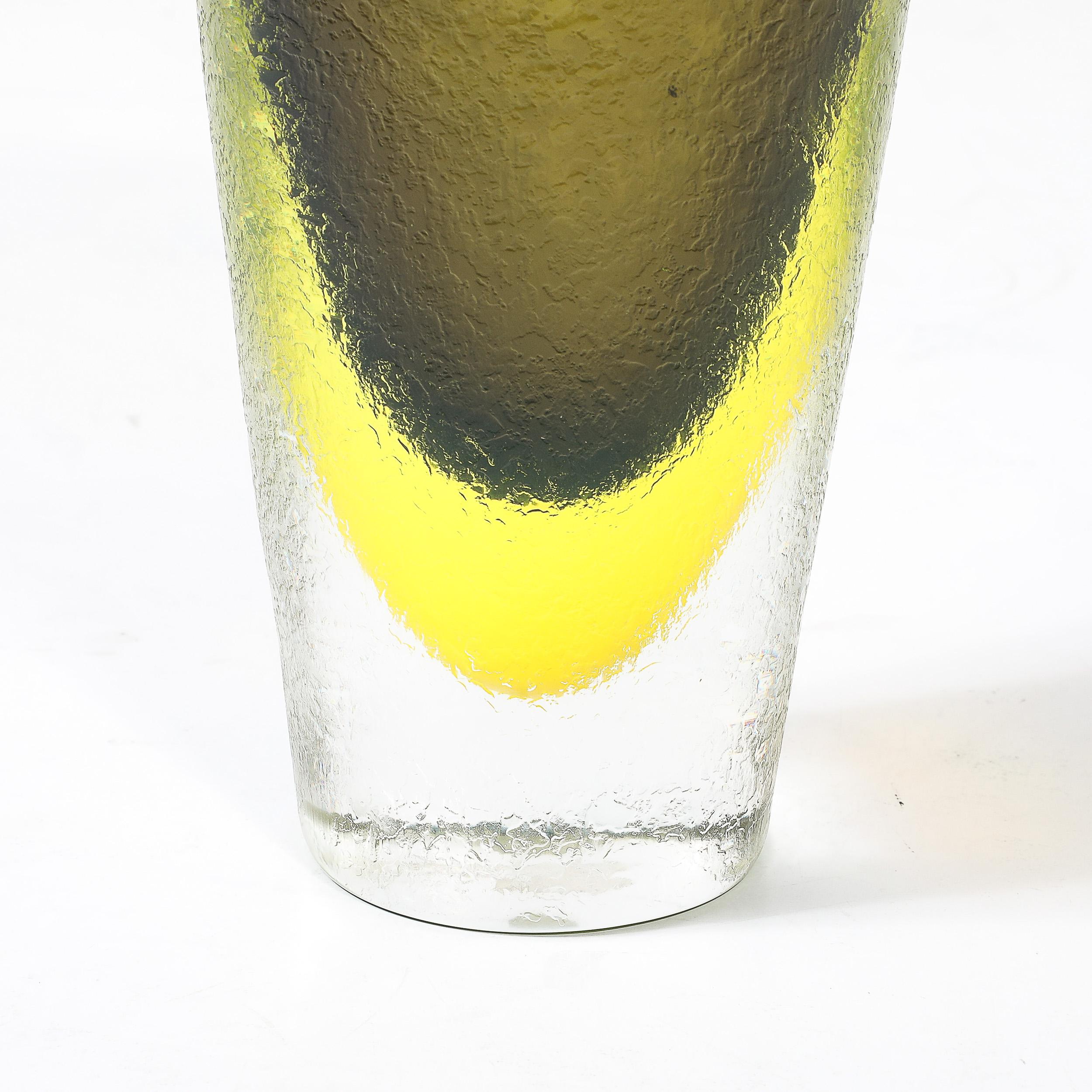 Mid-Century Modern Mid-Century Hand-Blown Olive and Lime Green Murano Glass Vase W/ Mottled Texture en vente