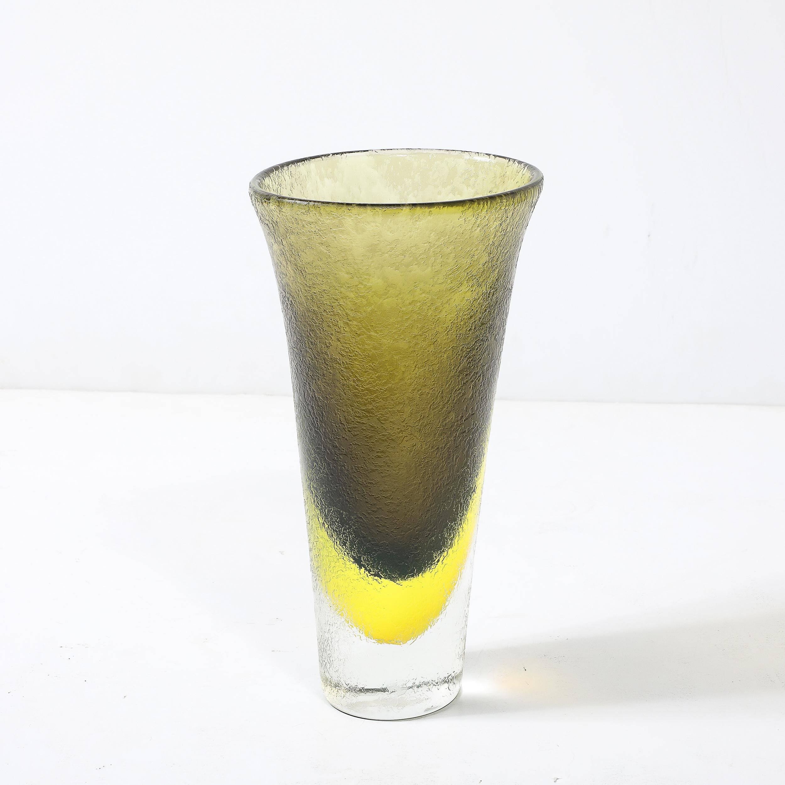 italien Mid-Century Hand-Blown Olive and Lime Green Murano Glass Vase W/ Mottled Texture en vente