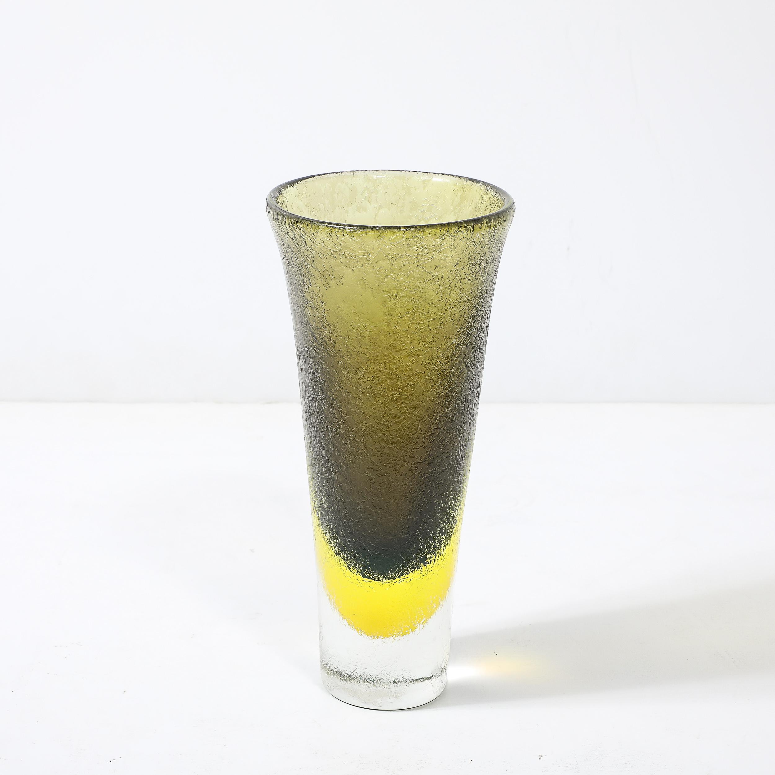 Mid-Century Hand-Blown Olive and Lime Green Murano Glass Vase W/ Mottled Texture Excellent état - En vente à New York, NY