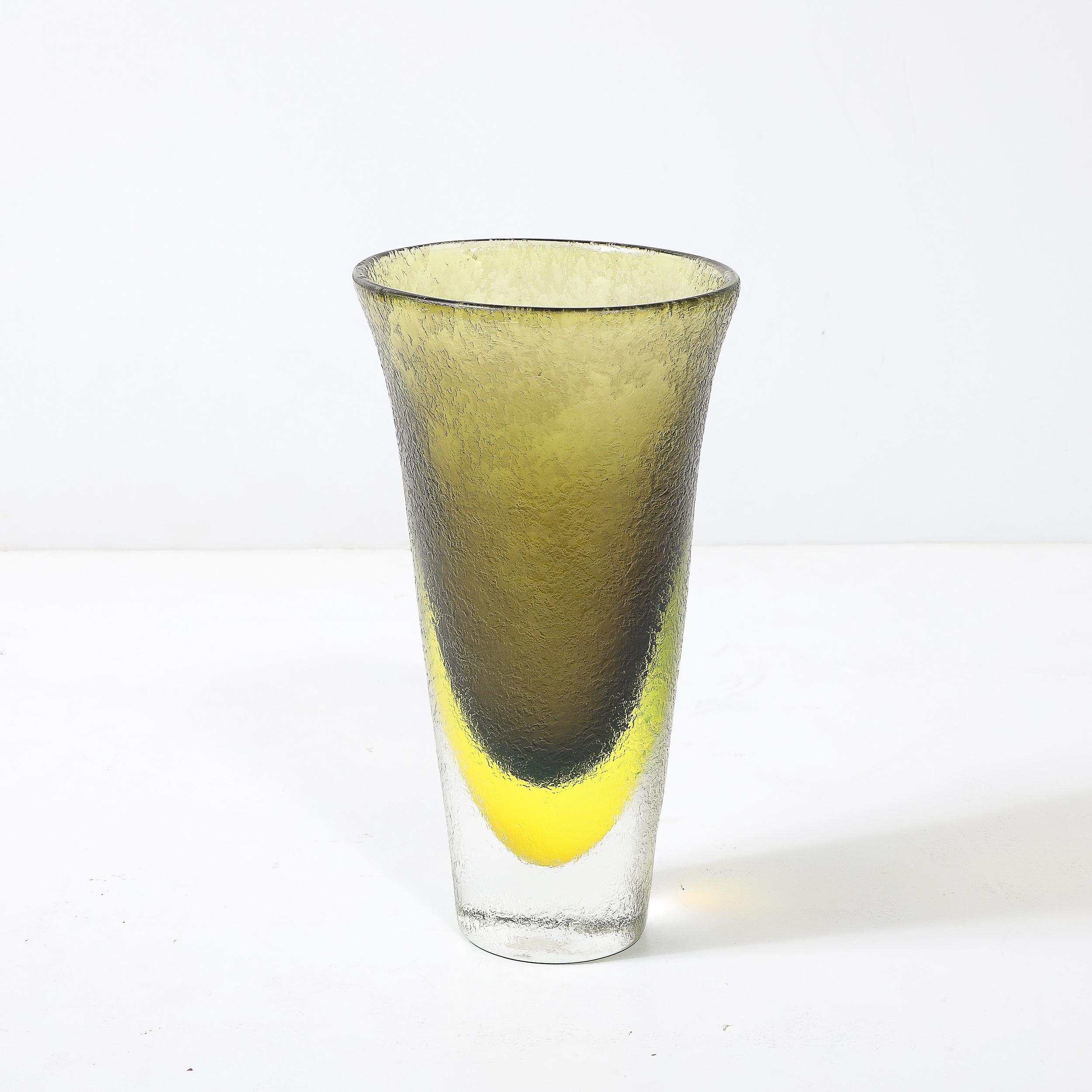 Fin du 20e siècle Mid-Century Hand-Blown Olive and Lime Green Murano Glass Vase W/ Mottled Texture en vente