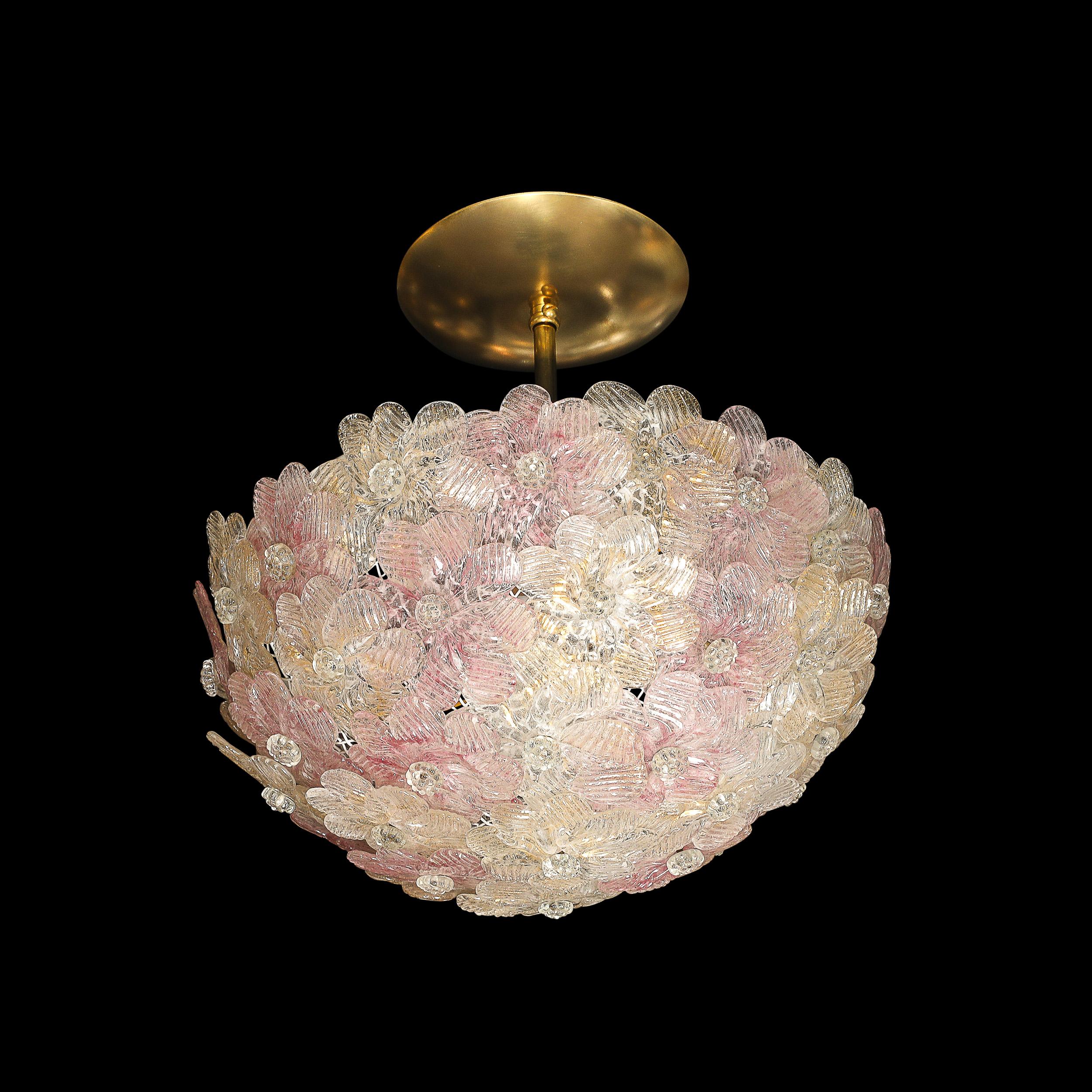 Esta exquisita araña de cristal de Murano soplado a mano, fabricada por los afamados Barovier & Toso en Italia hacia 1950, ejemplifica la elegancia modernista de mediados de siglo a través de un impresionante despliegue de arte de inspiración