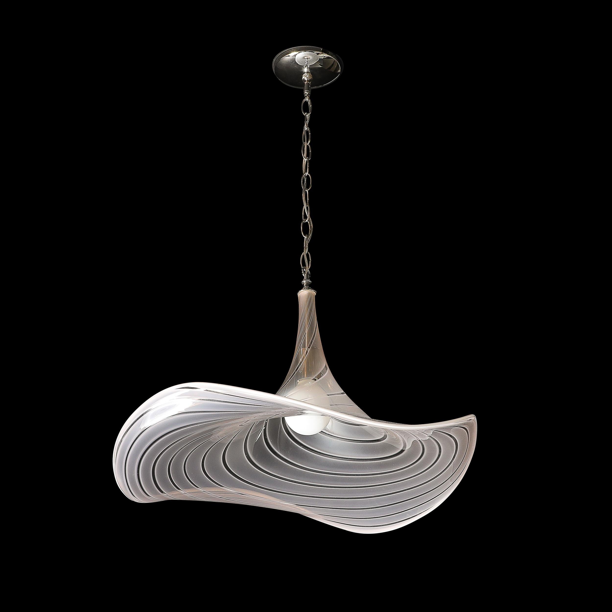 Mid-Century moderno Lampadario a sospensione ondulato di metà secolo in vetro di Murano soffiato a mano e nichel in vendita
