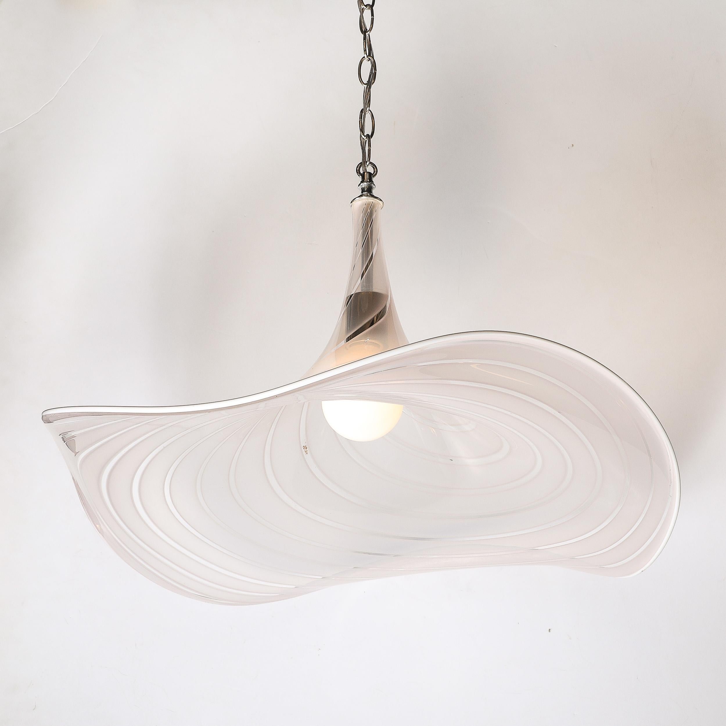Italiano Lampadario a sospensione ondulato di metà secolo in vetro di Murano soffiato a mano e nichel in vendita