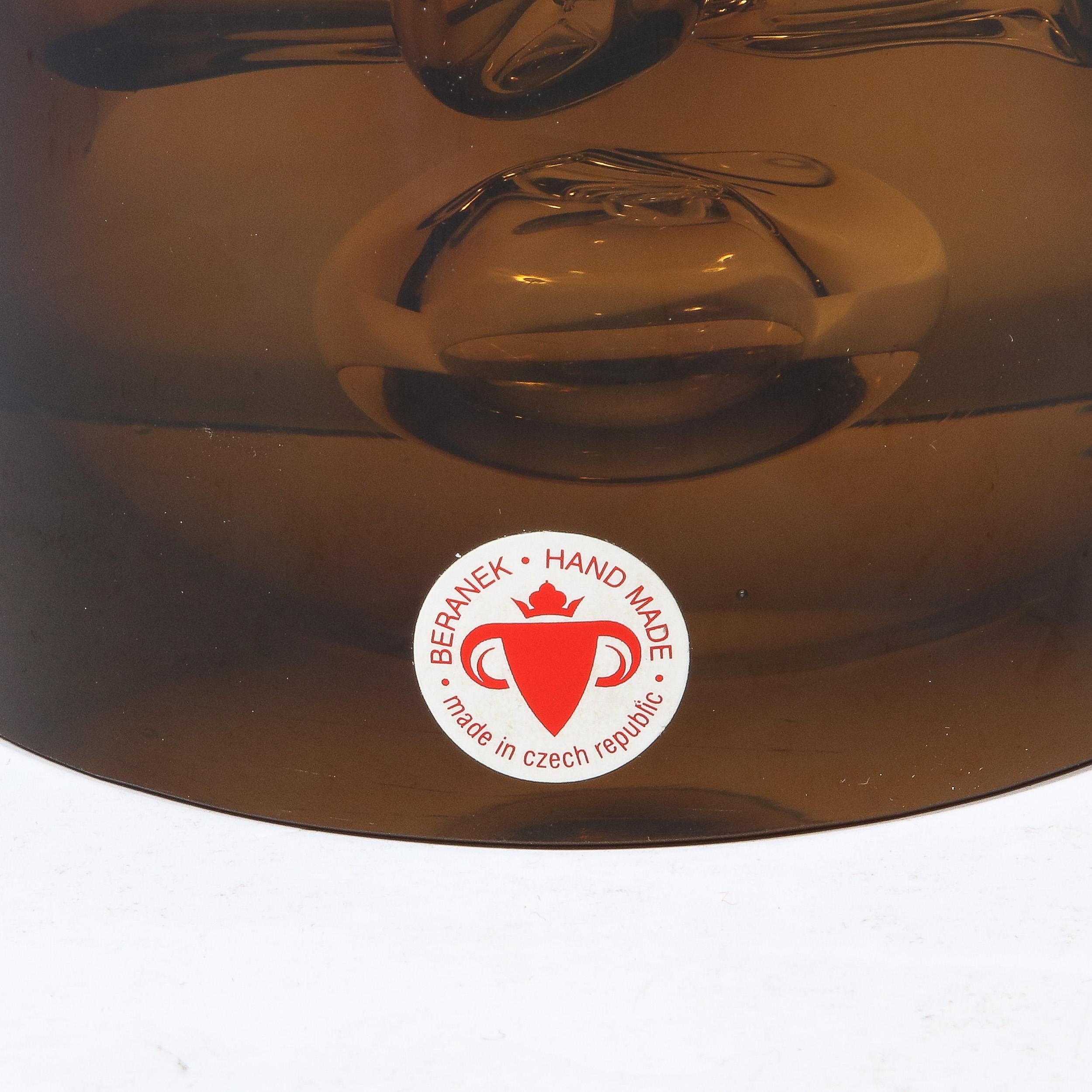 Tchèque Vase en verre ambré fumé soufflé à la main du milieu du siècle dernier avec détails en murine de Baranek en vente