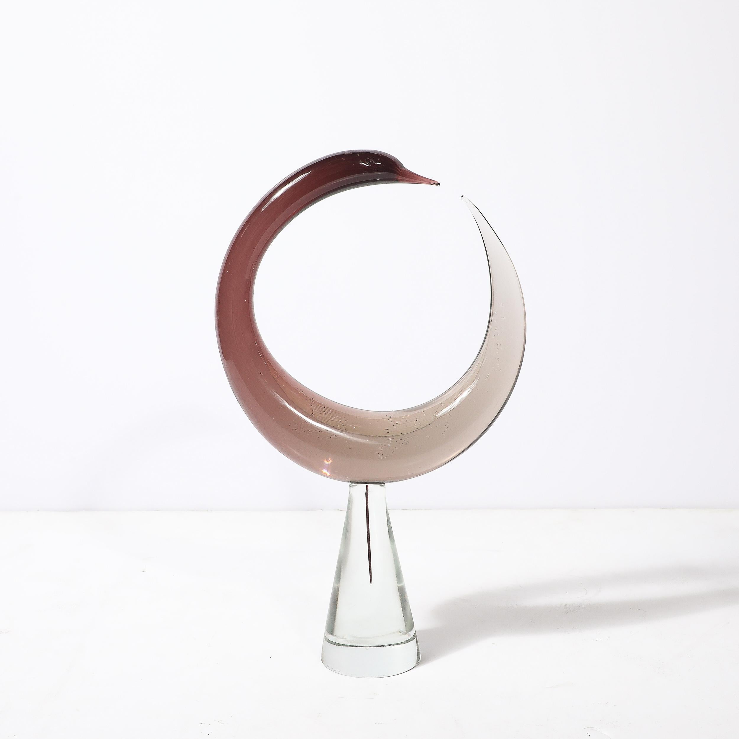 Diese bemerkenswerte Vogelskulptur aus Murano-Glas aus der Mitte des Jahrhunderts repräsentiert die dauerhafte Kunstfertigkeit von Luciano Gaspari, einem der bekanntesten italienischen Designer des 20. Jahrhunderts, der sie für den angesehenen