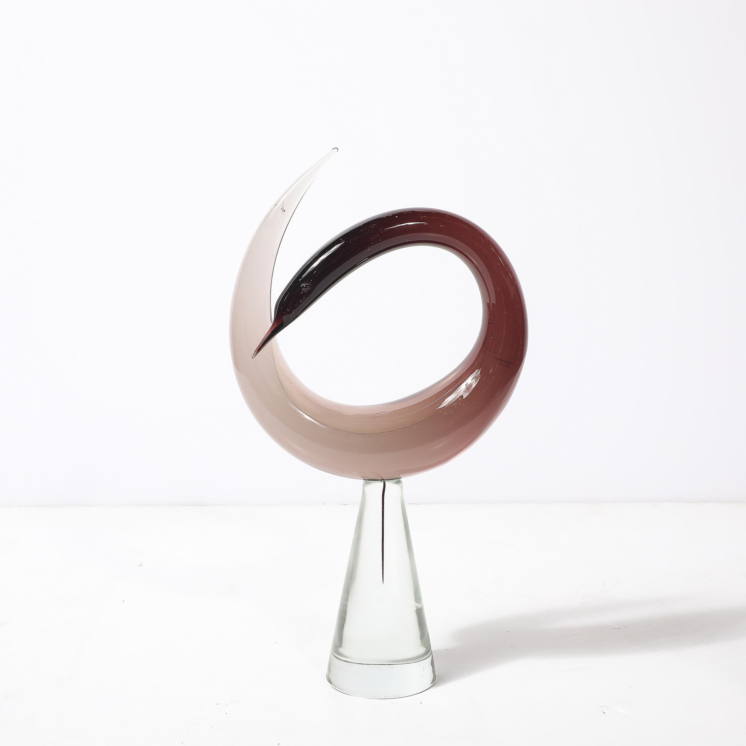 Diese bemerkenswerte Vogelskulptur aus Murano-Glas aus der Mitte des Jahrhunderts repräsentiert die dauerhafte Kunstfertigkeit von Luciano Gaspari, einem der bekanntesten italienischen Designer des 20. Jahrhunderts, der sie für den angesehenen